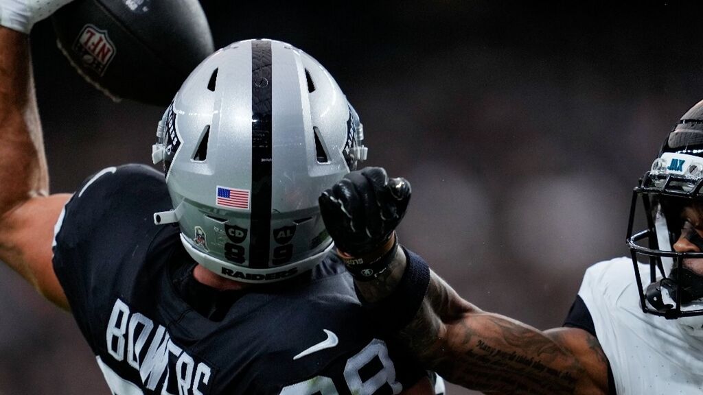 El touchdown de Bowers, la estrella de los Raiders