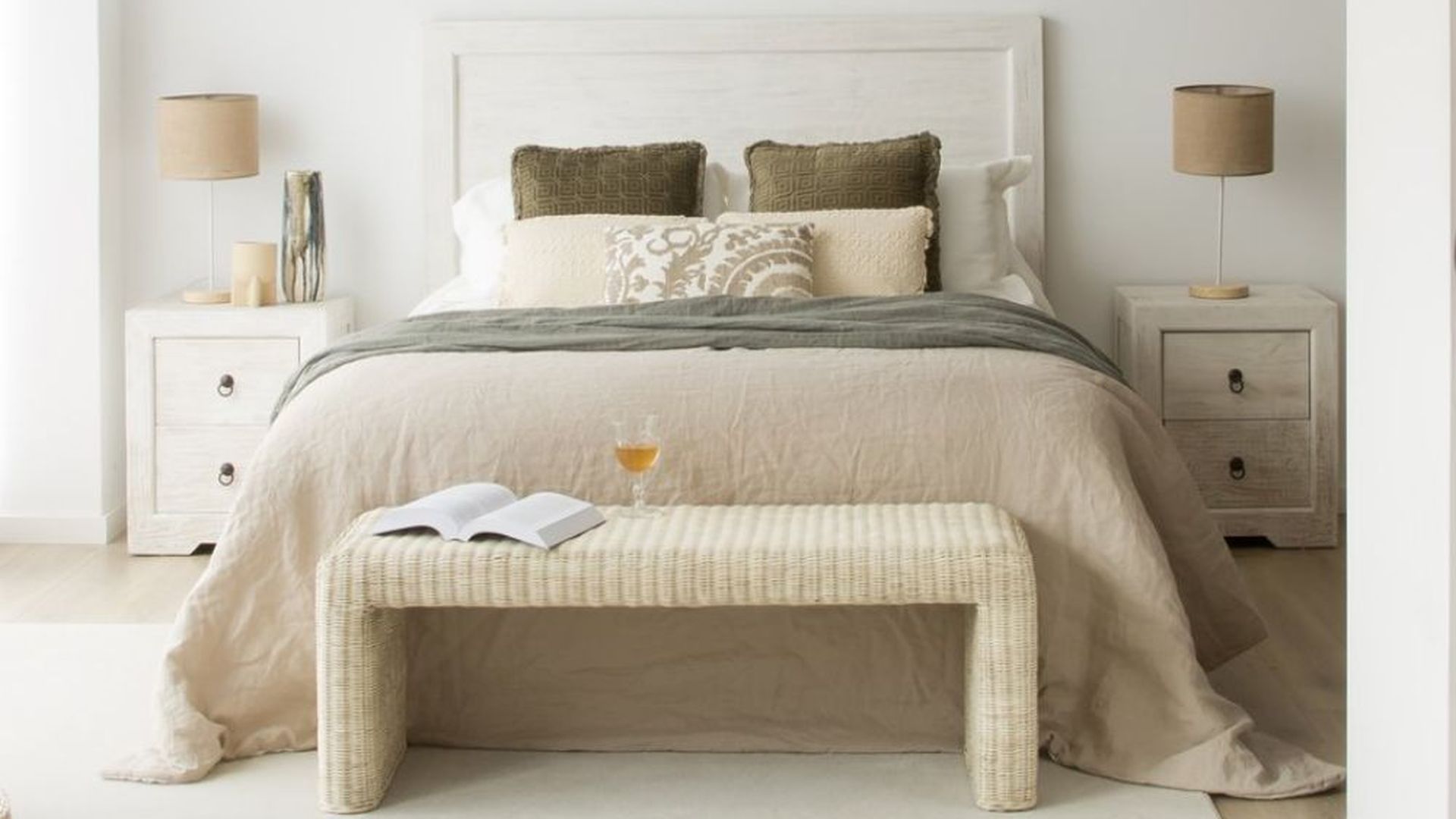 Cabecero de madera maciza de araucaria Oblak de Banak