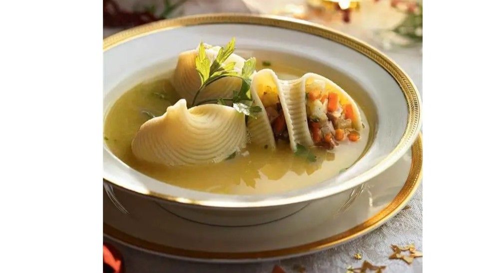 Caldo de Navidad con caracolas rellenas. FUENTE: El Mueble