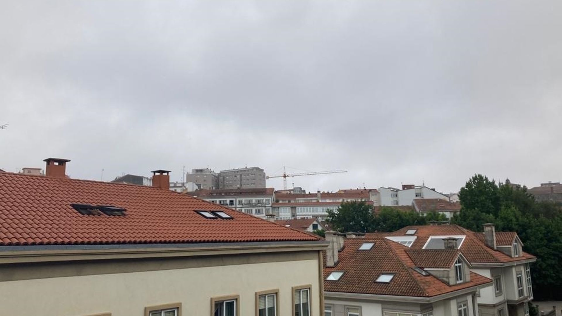 Cielos nubosos y con lluvias débiles en las islas y norte peninsular: el sol aparece en el resto de territorio
