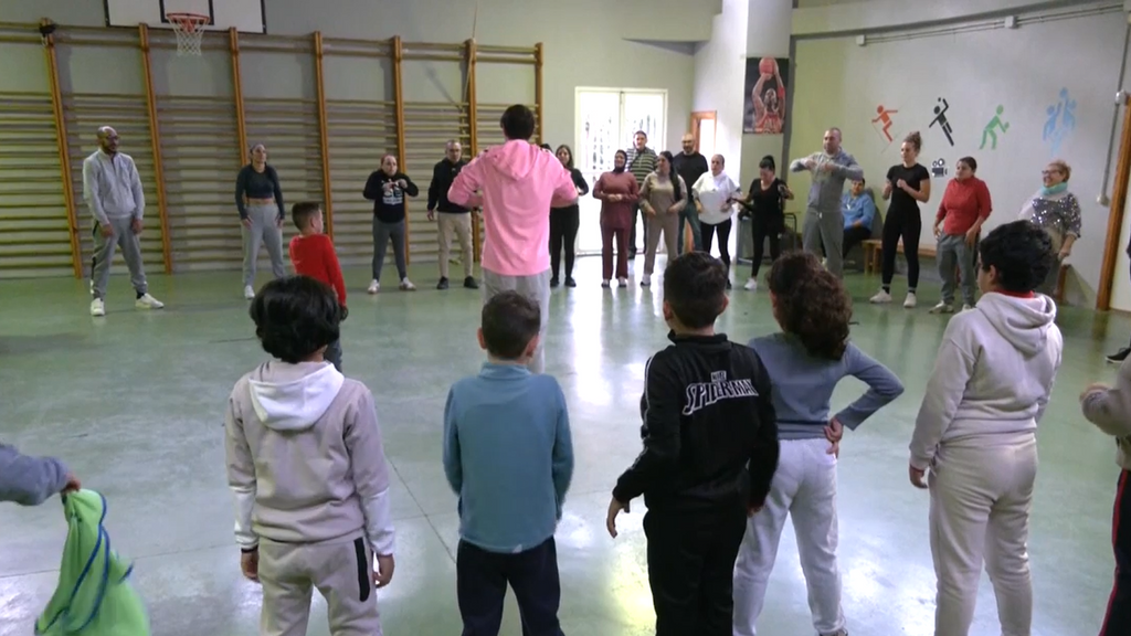 La iniciativa de un colegio de Granada para conciliar: toda la familia a clase de deportes