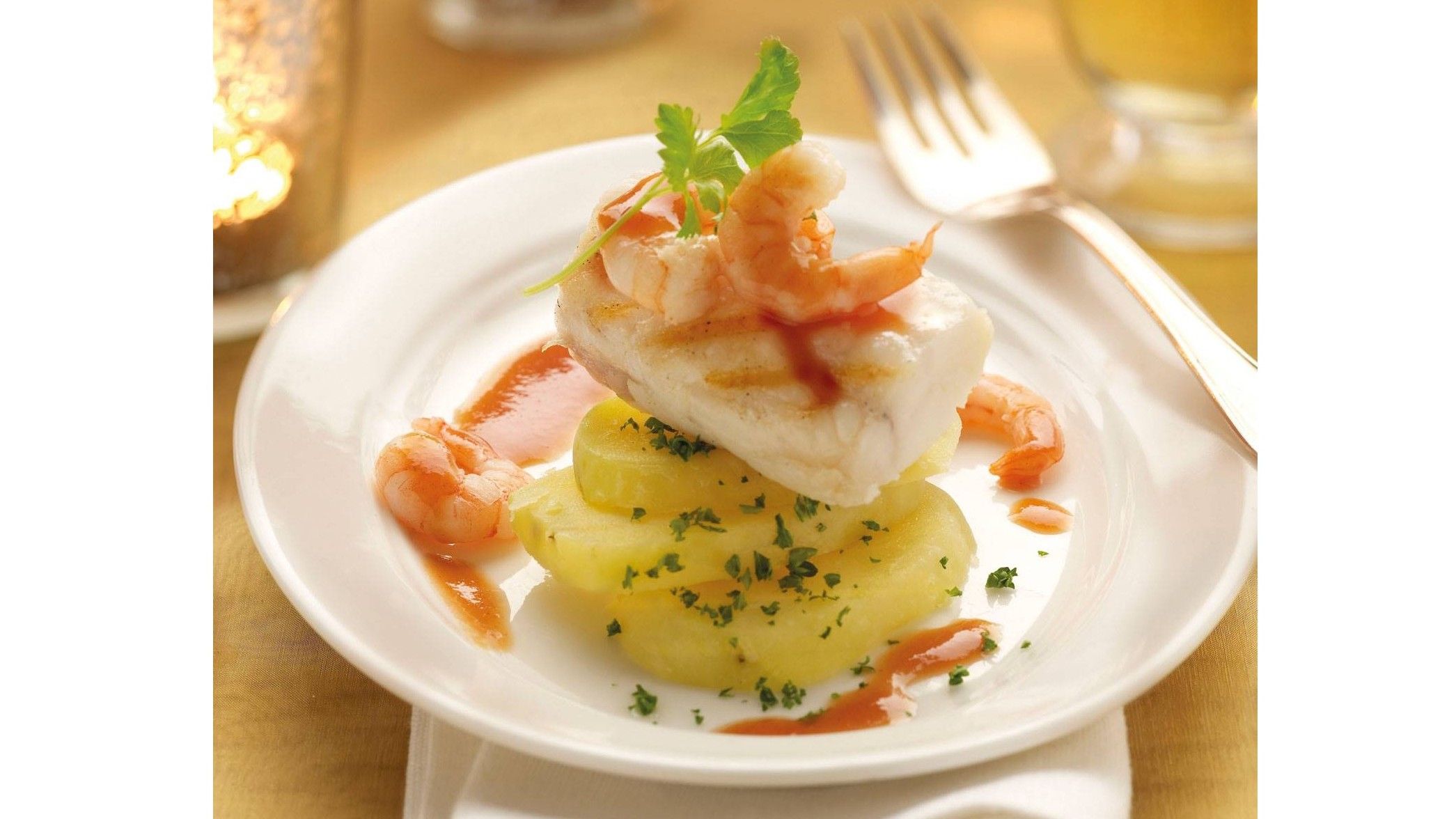 Colitas de rape con parmentier y langostinos. FUENTE: El Mueble
