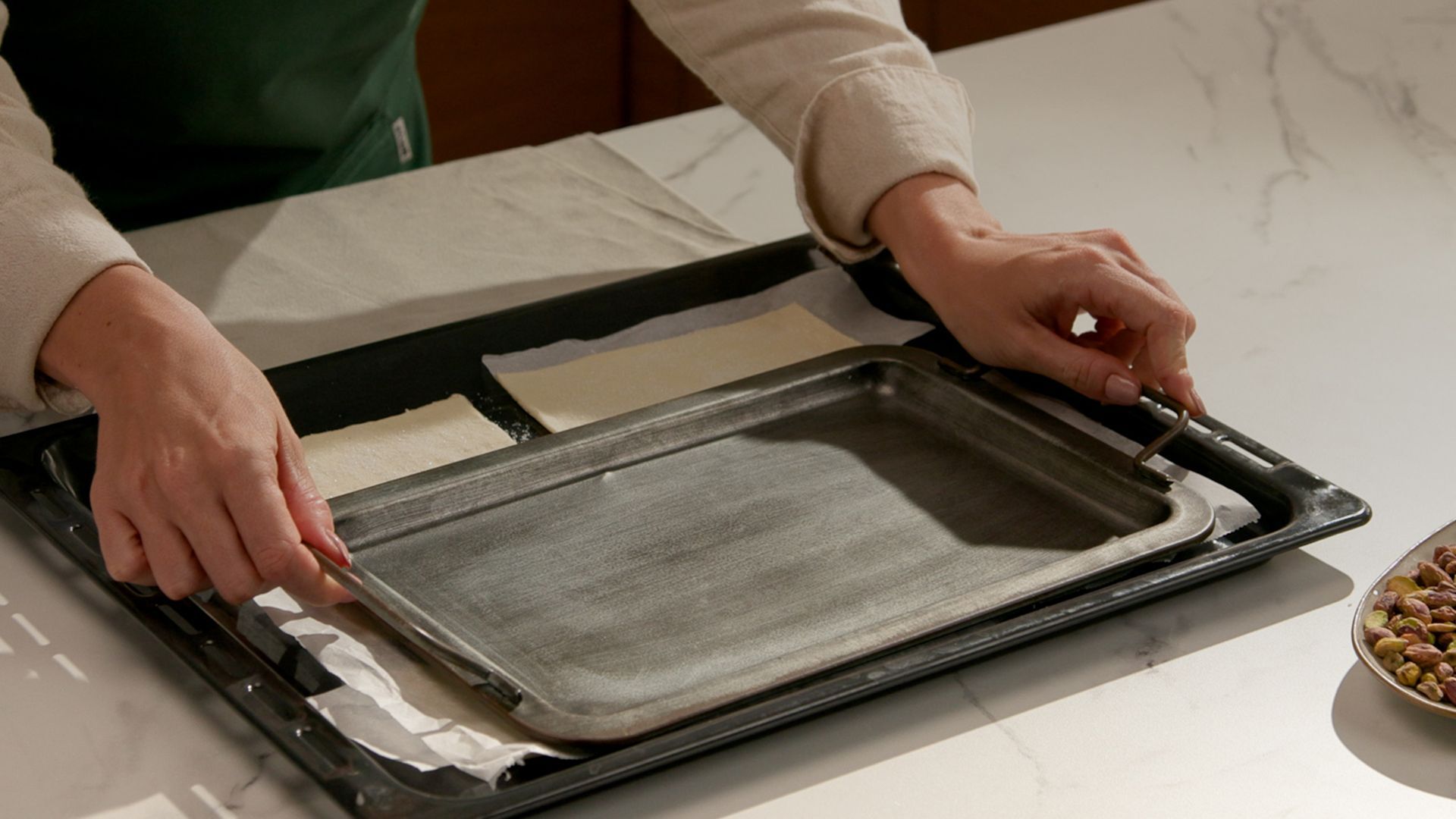 Coloca una bandeja sobre el hojaldre