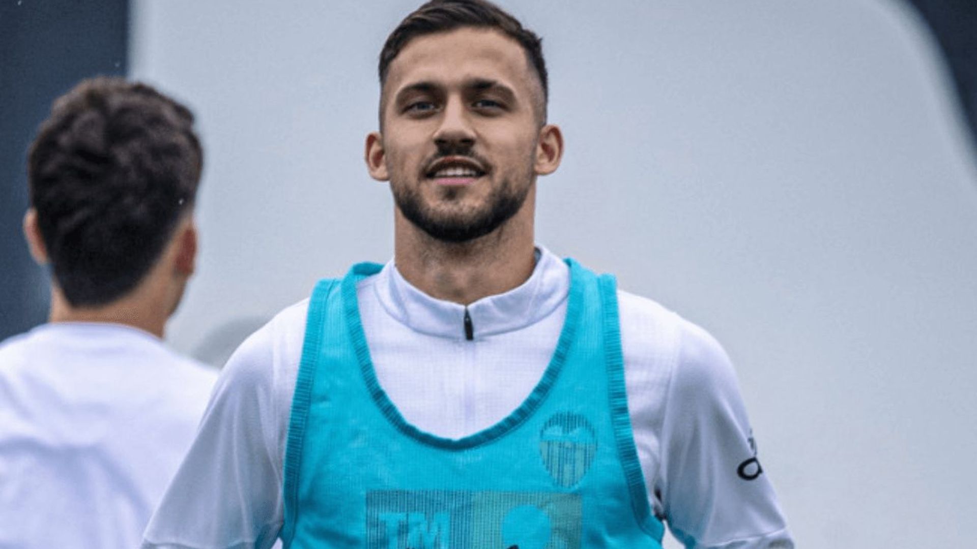 copete_jugador_del_valencia_cf_foto_valencia_cf_001.png copete_jugador_del_valencia_cf_foto_valencia_cf_001.png