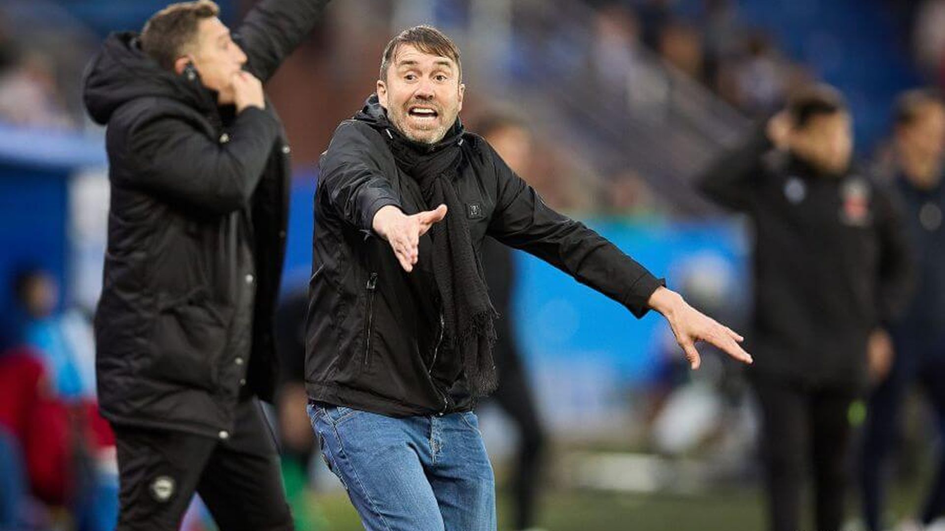 coudet_da_instrucciones_a_sus_jugadores_durante_el_rayo_alaves.jpeg coudet_da_instrucciones_a_sus_jugadores_durante_el_rayo_alaves.jpeg