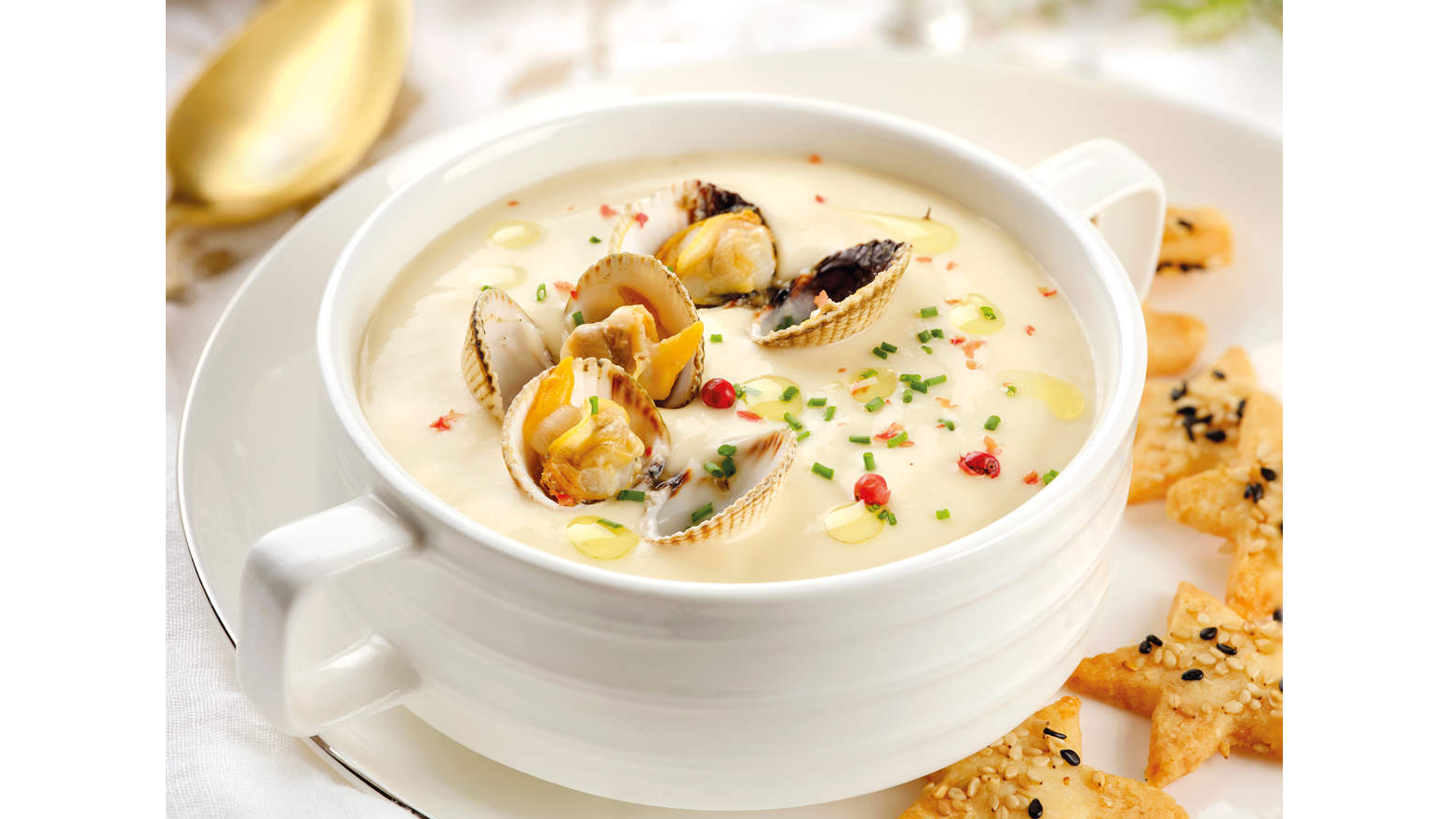 Crema de puerro con berberechos y galletas saladas. FUENTE: El Mueble