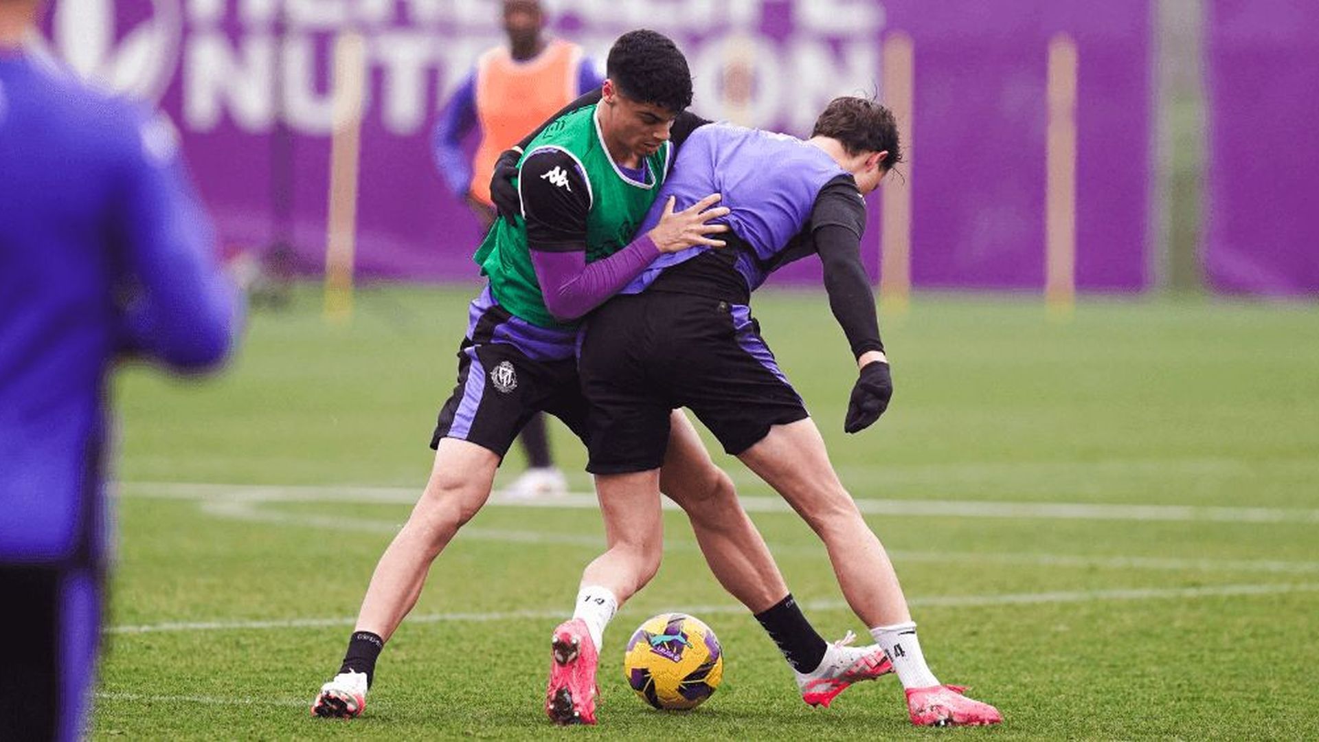 david_torres_y_juanmi_latasa_en_un_entrenamiento_foto_real_valladolid_001.png david_torres_y_juanmi_latasa_en_un_entrenamiento_foto_real_valladolid_001.png