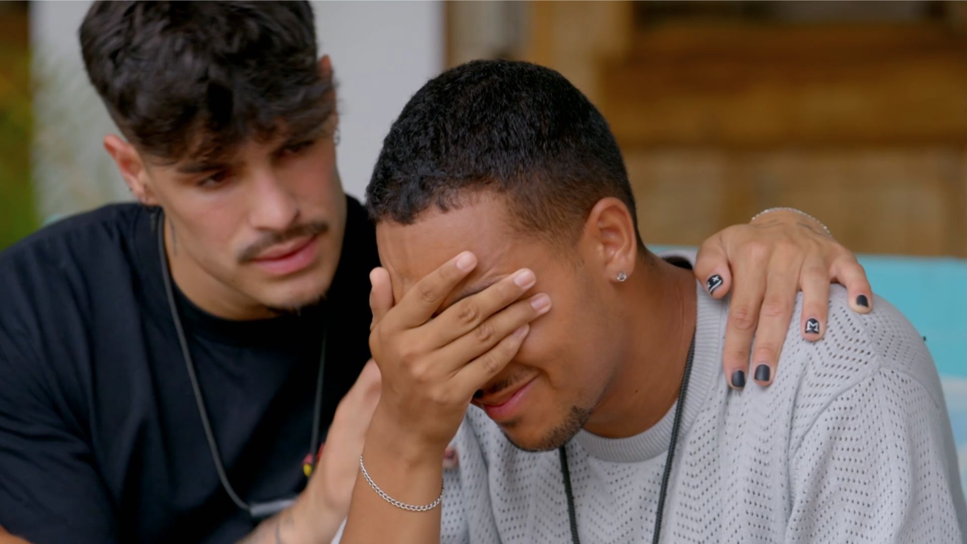 Gilbert se rompe al sincerarse con Sandra Barneda después de que sus compañeros pidan una hoguera de confrontación para él y Claudia