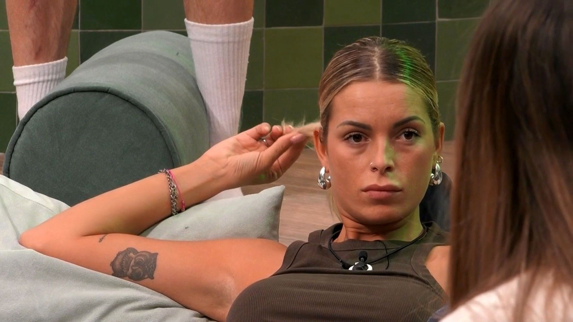 Edurne muy seria conversando