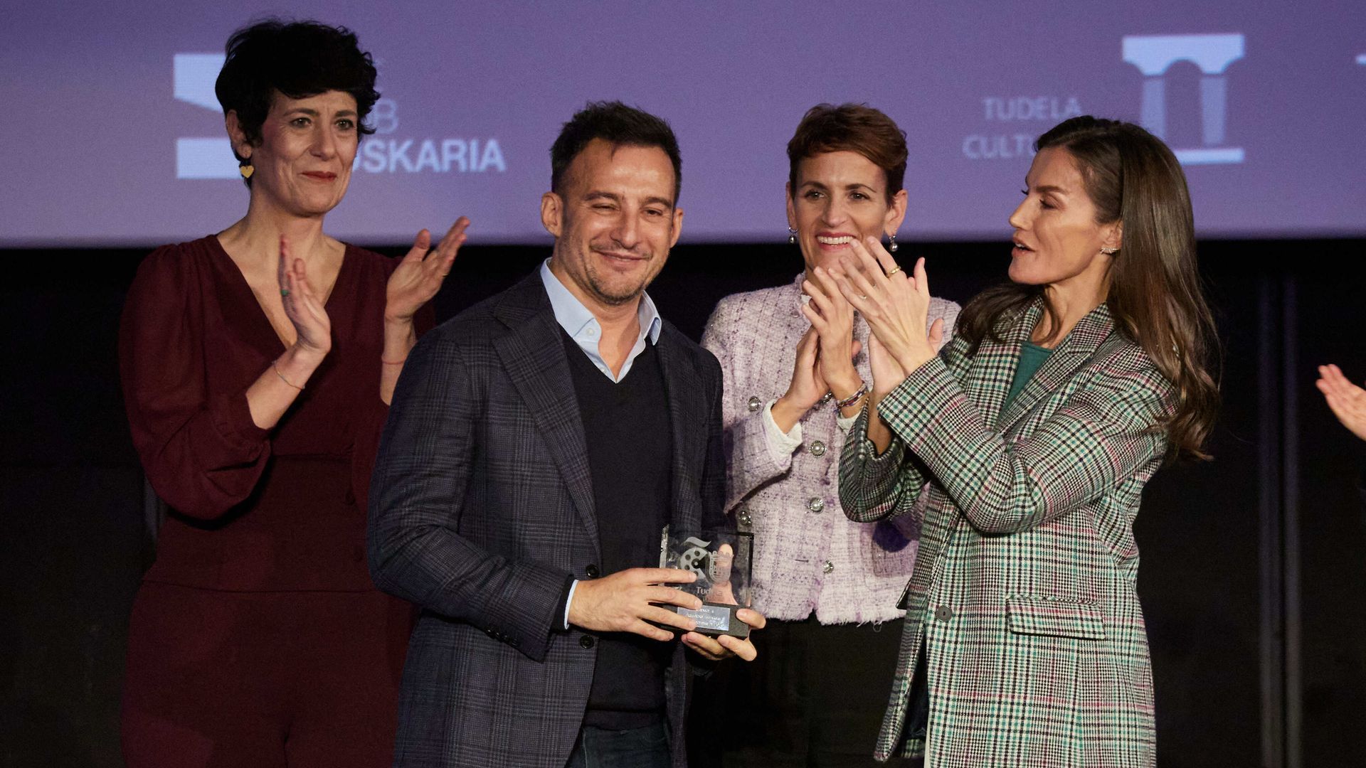 El director de cine Alejandro Amenábar y la Reina Letizia durante su homenaje y a la proyección de su película 'Mar adentro'