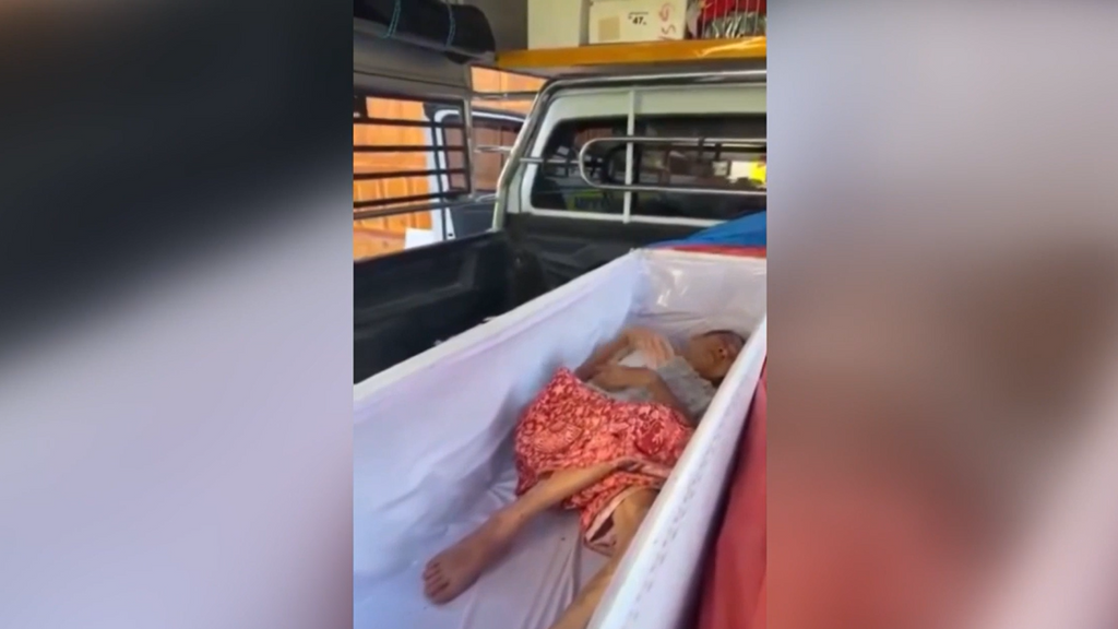 Una mujer dada por muerta despierta dentro de su ataúd en Tailandia minutos antes de ser incinerada