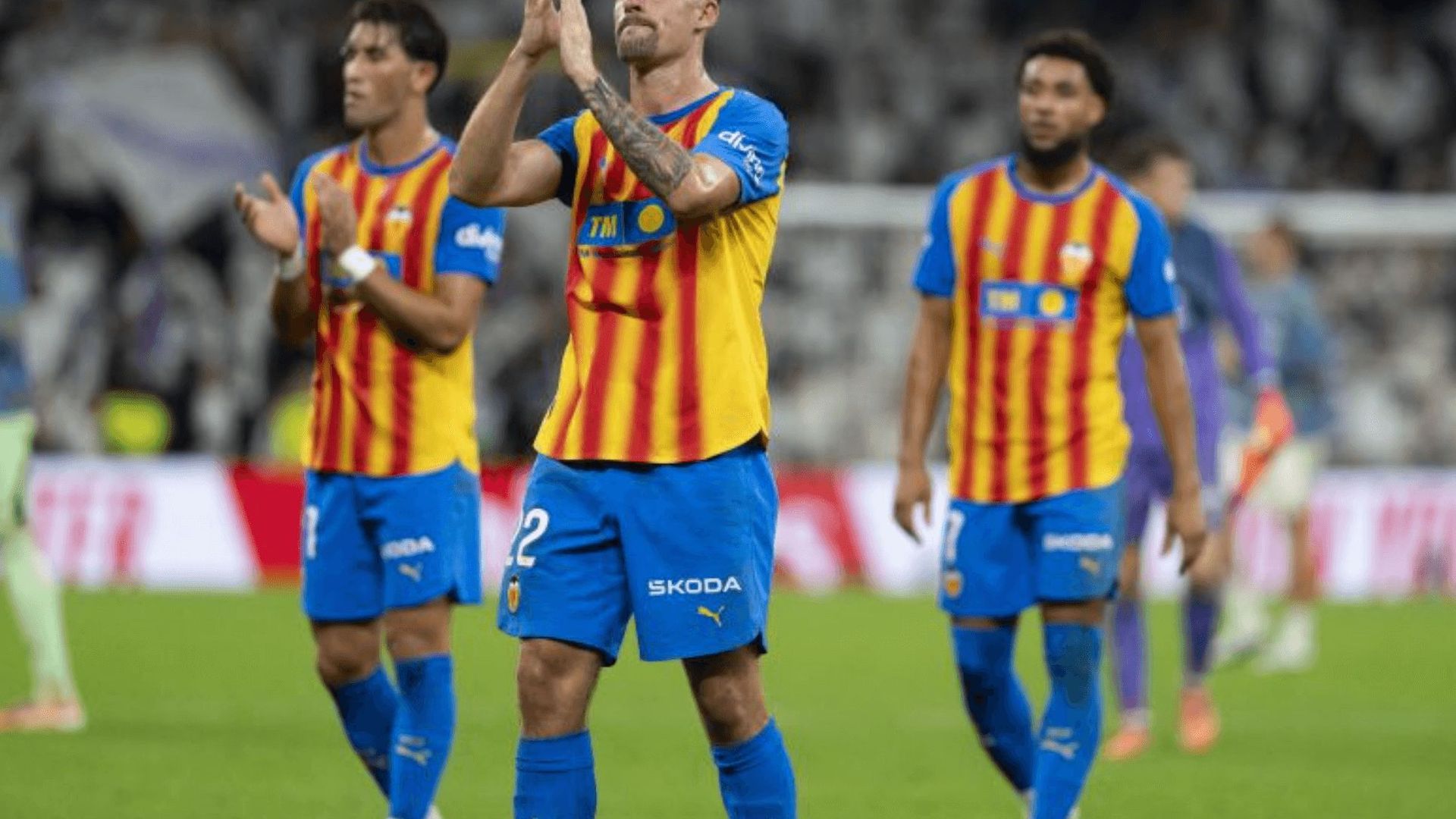 el_valencia_cf_pide_perdon_en_el_bernabeu_foto_laliga_003.png el_valencia_cf_pide_perdon_en_el_bernabeu_foto_laliga_003.png