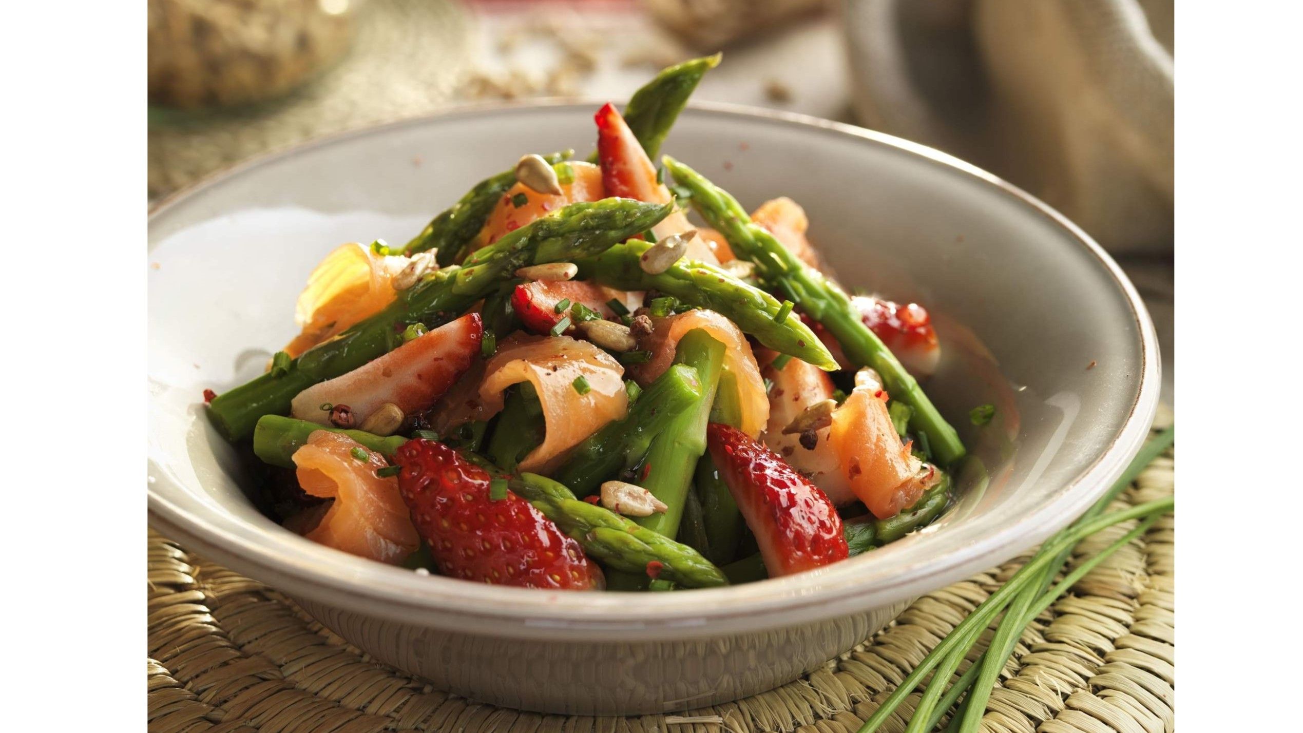 Ensalada de espárragos al vapor con salmón y fresas. FUENTE: El Mueble