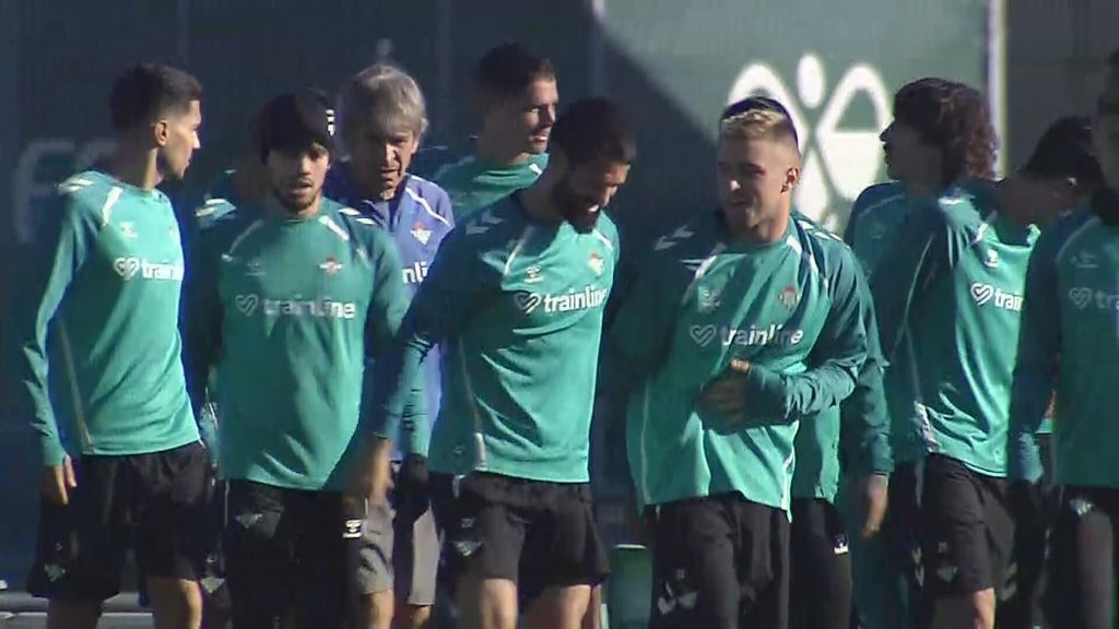 El detalle de Manuel Pellegrini con Ez Abde en el entrenamiento