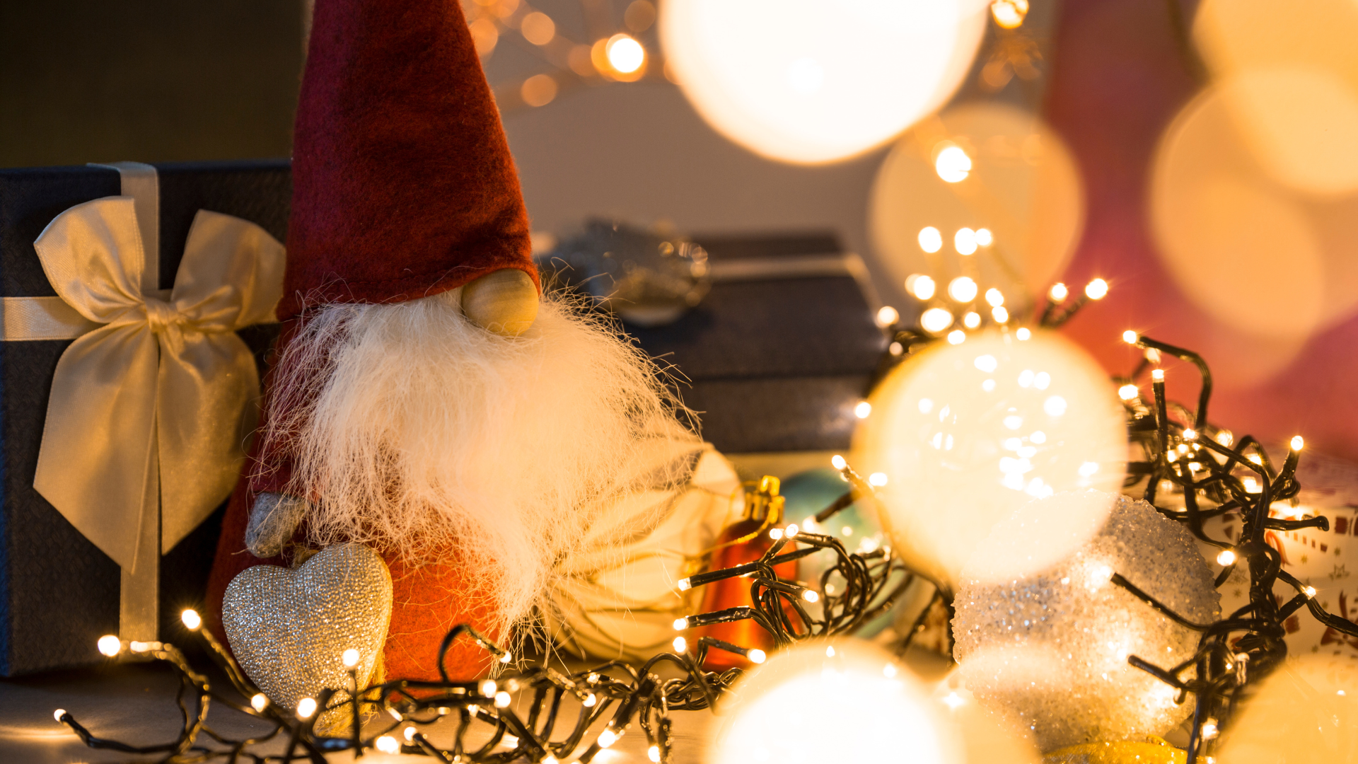 Es importante revisar el estado de las guirnaldas y evitar sobrecargar enchufes