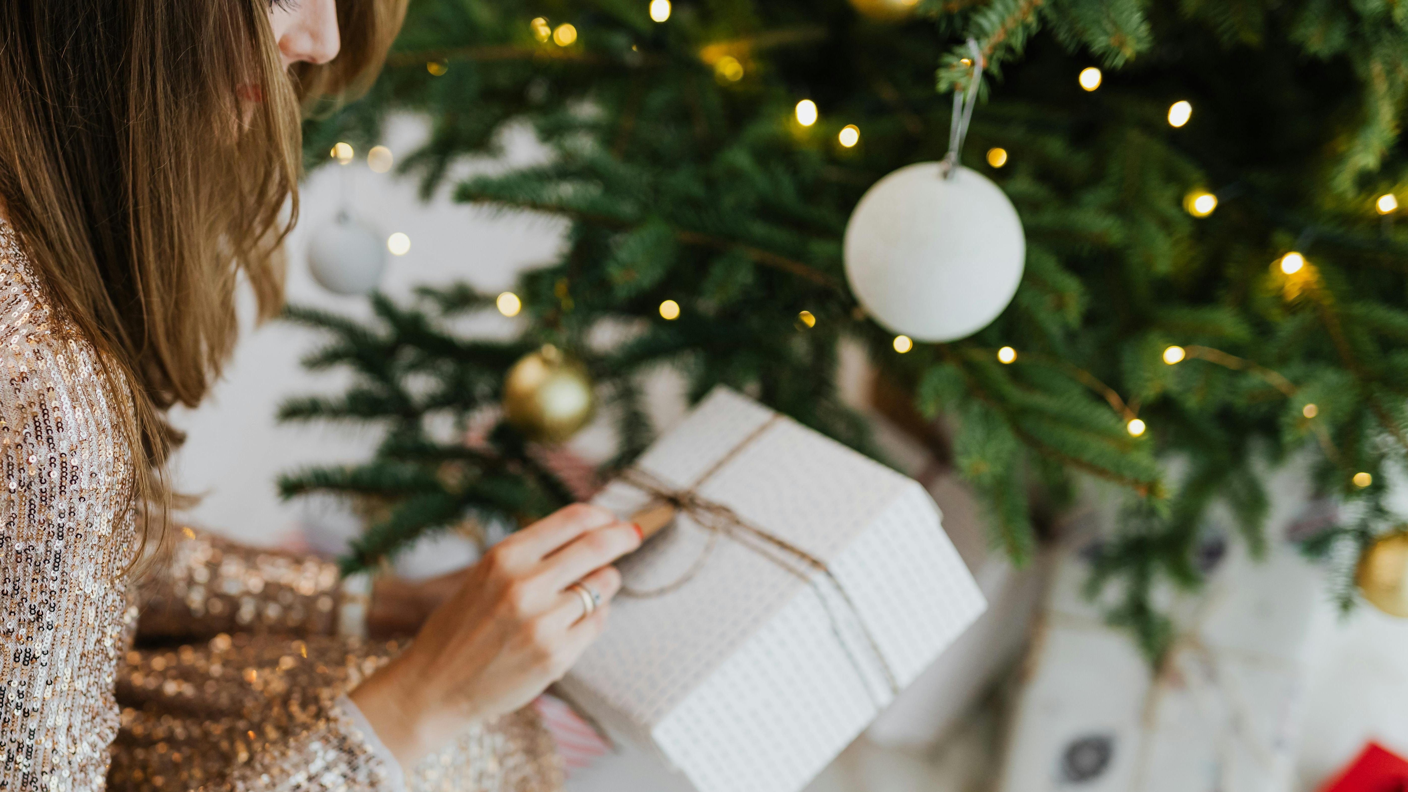 Es mejor no alargar la decoración navideña. FUENTE: Pexels