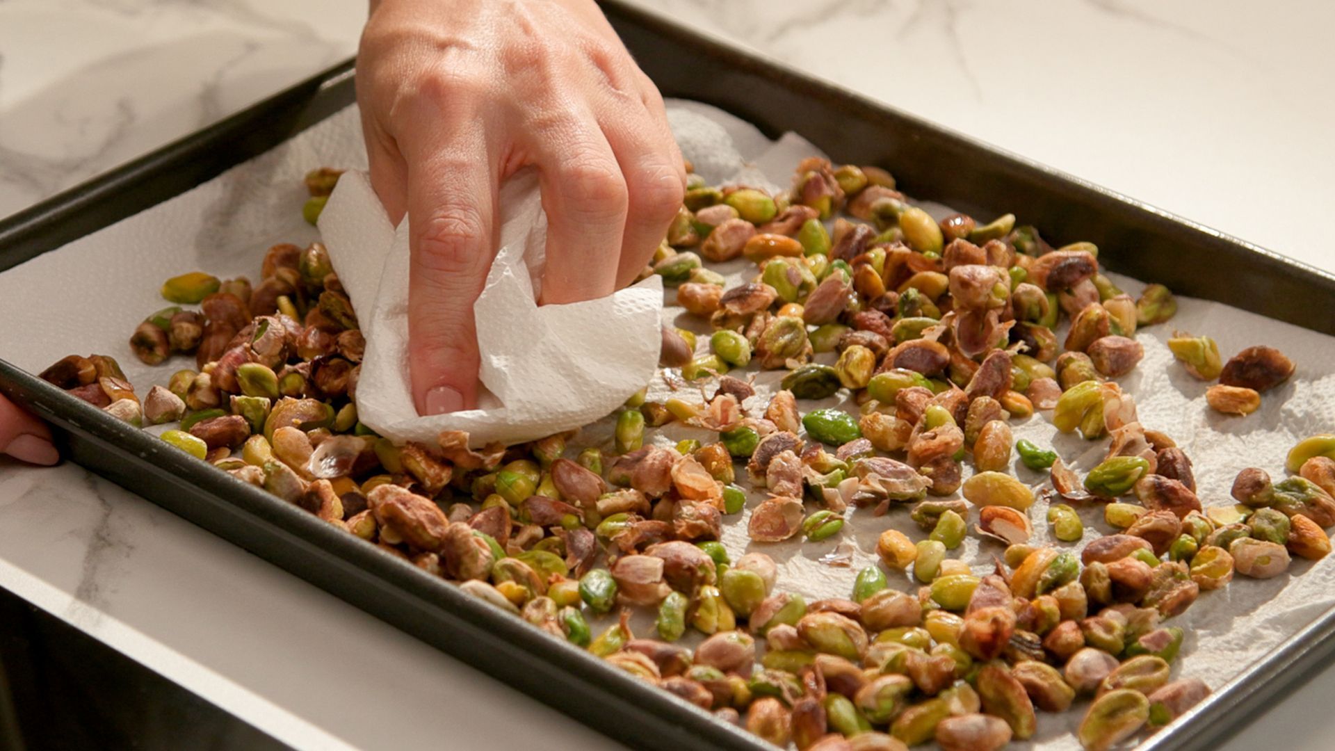 Escurre los pistachos con papel