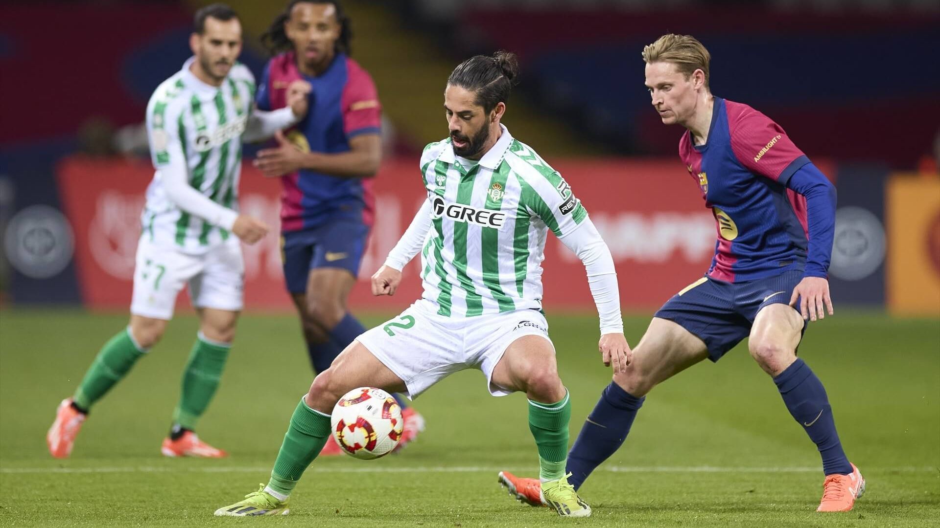 europapress_6455361_francisco_roman_alarcon_isco_of_real_betis_balompie_competes_for_t.jpg