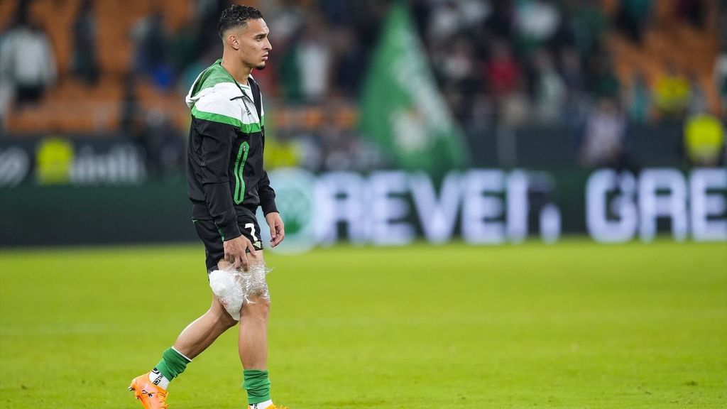 Antony explica por qué acabó el Betis - Mallorca con una bolsa de hielo