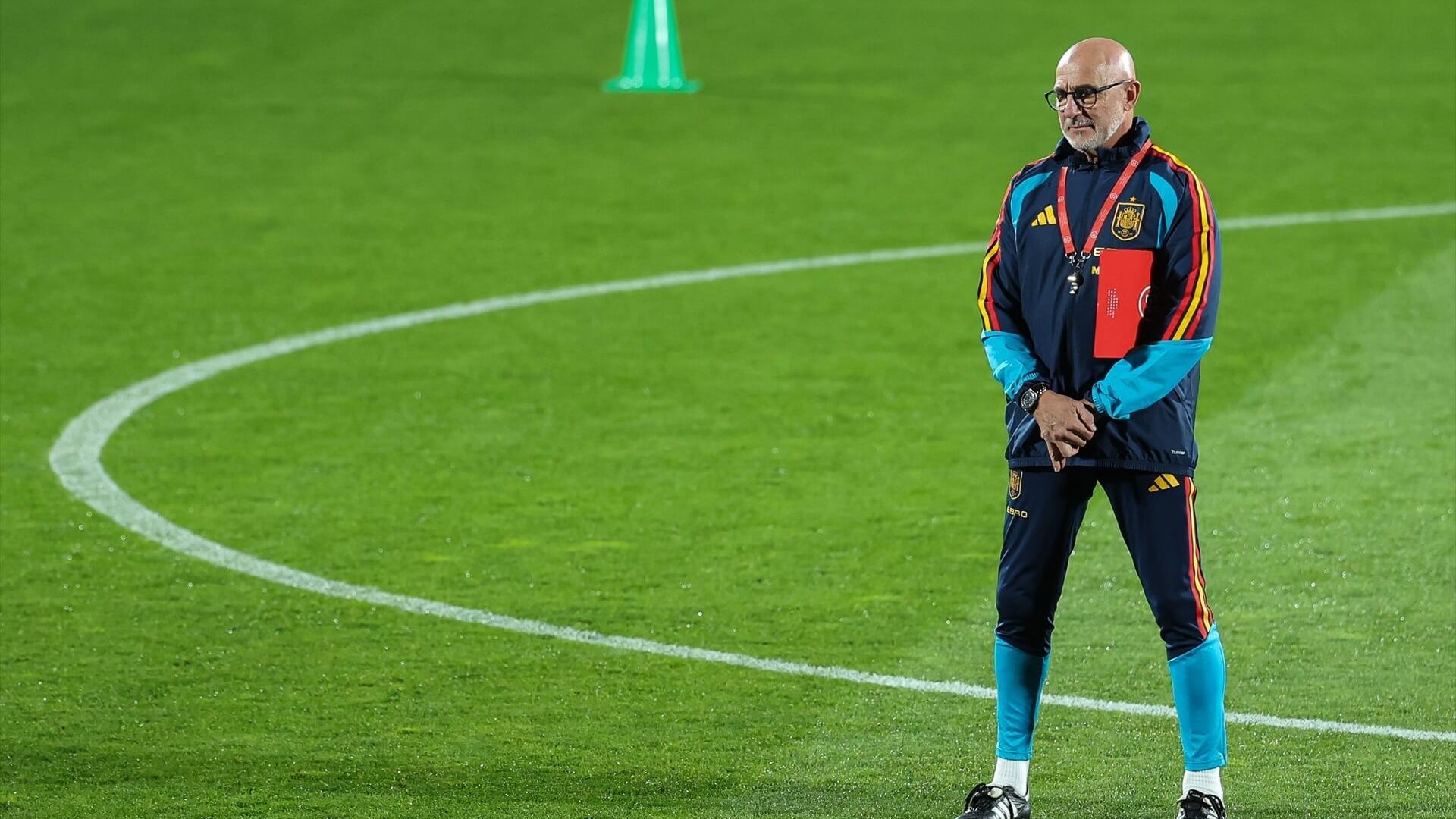 europapress_7094369_luis_fuente_head_coach_of_spain_looks_on_during_training_session_p_001.jpg europapress_7094369_luis_fuente_head_coach_of_spain_looks_on_during_training_session_p_001.jpg
