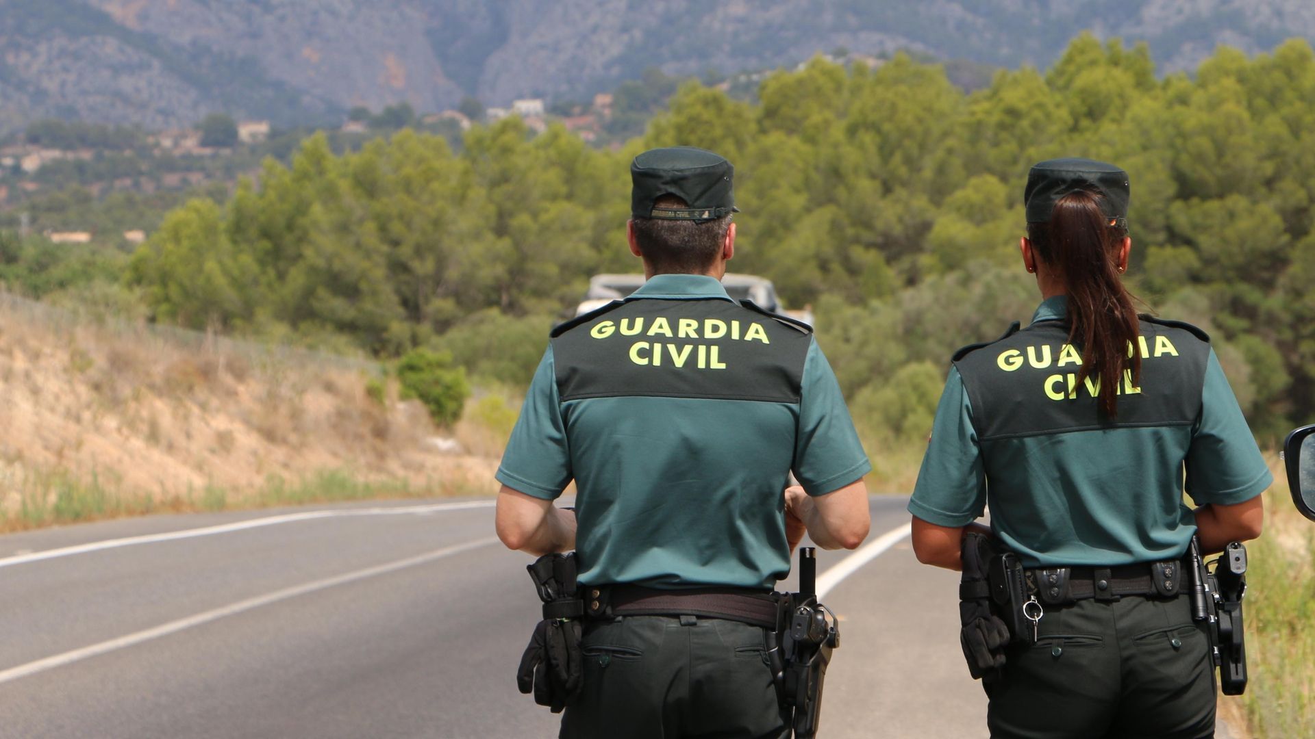EuropaPress_7123166_agentes_guardia_civil_control_carretera