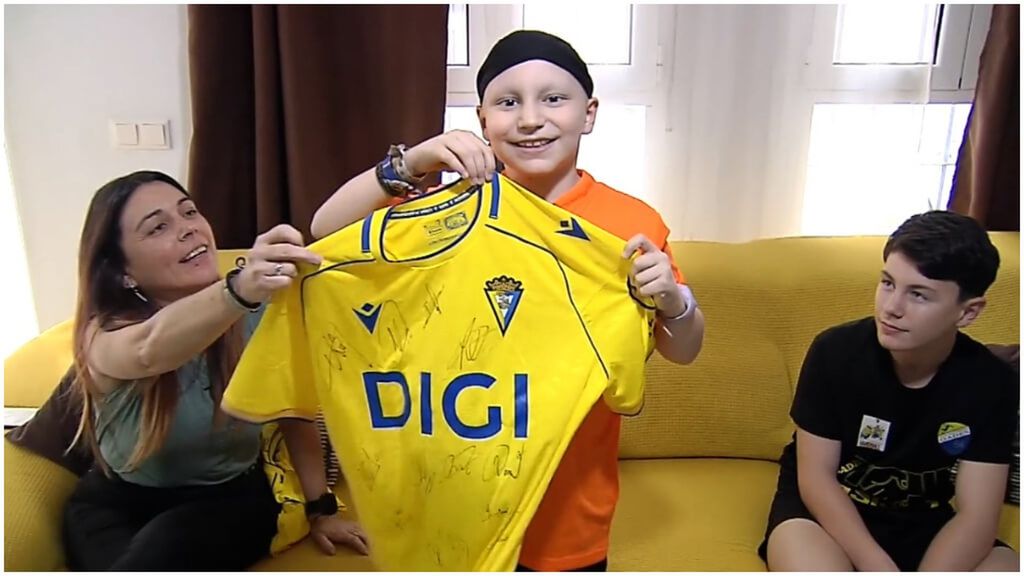 Lucas, el aficionado del Cádiz que usa su pasión para ayudarle con su enfermedad: "Me da fuerzas"