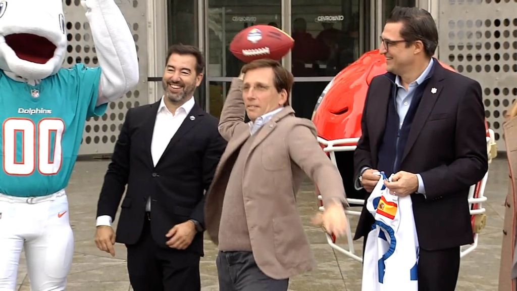 Martínez-Almeida desvela a qué equipo de la NFL apoyará en el Bernabéu y se atreve a lanzar el balón