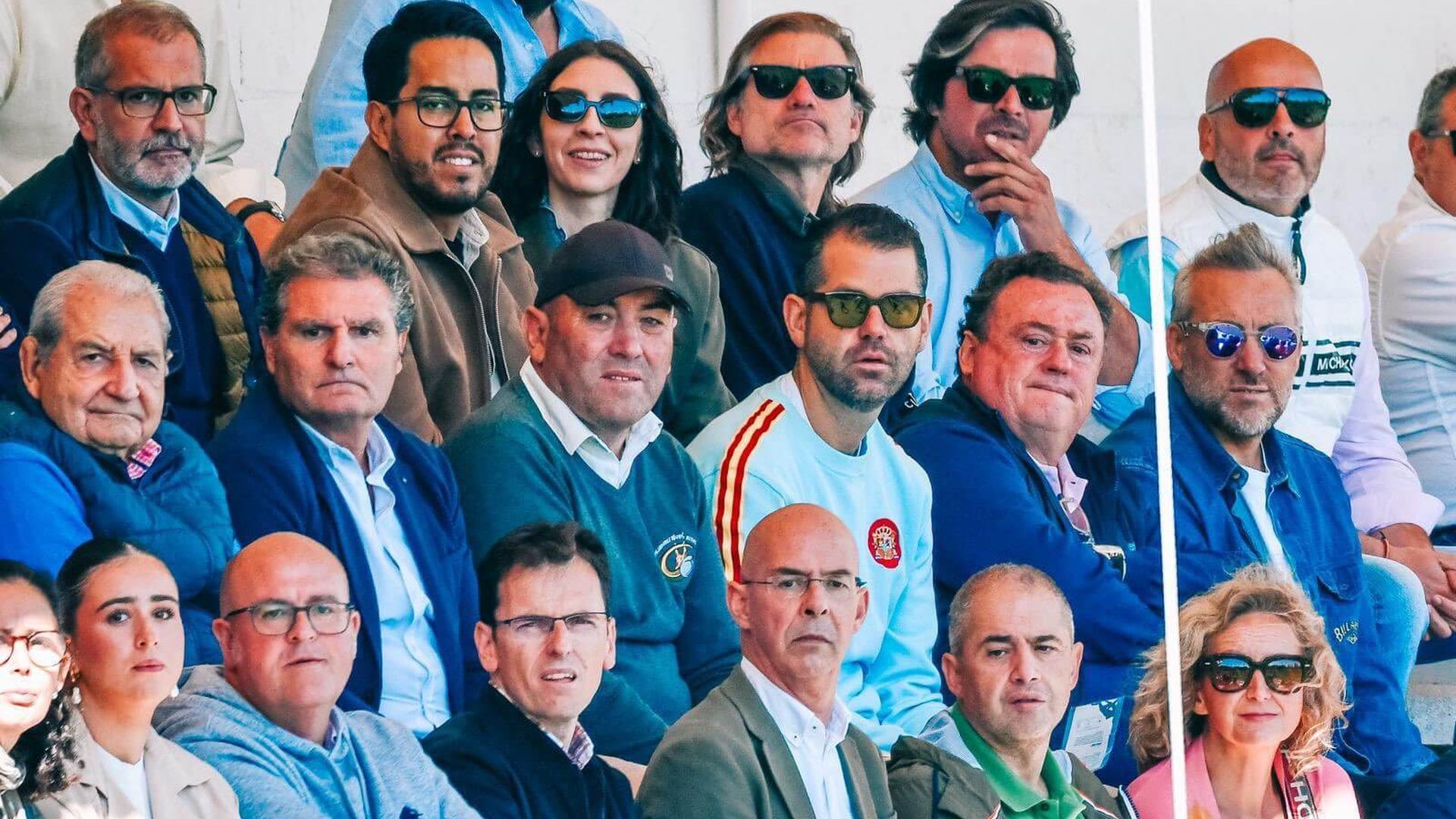 gabriel_solares_viendo_el_partido_del_vrac_en_pepe_rojo_con_una_sudadera_de_espana_001.jpg gabriel_solares_viendo_el_partido_del_vrac_en_pepe_rojo_con_una_sudadera_de_espana_001.jpg