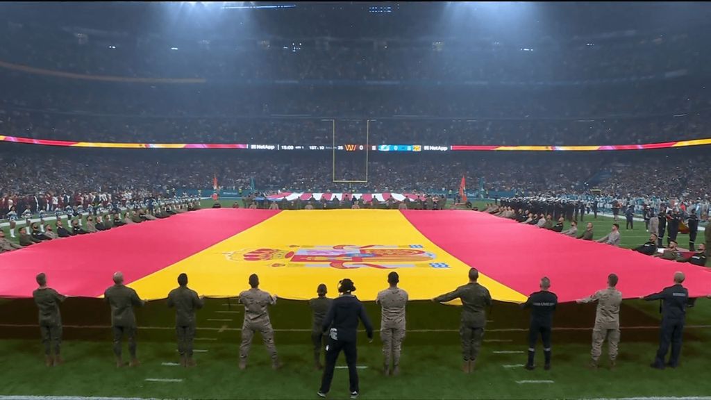 Los himnos de Estados Unidos y España en el partido del Bernabéu