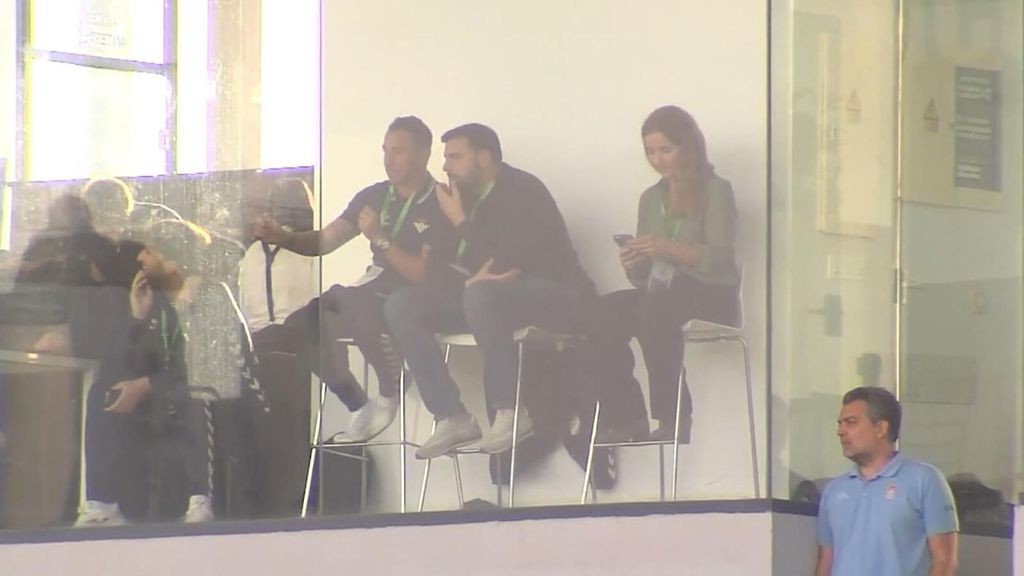 Así vive Andrés Guardado los partidos como ayudante en el juvenil A del Betis