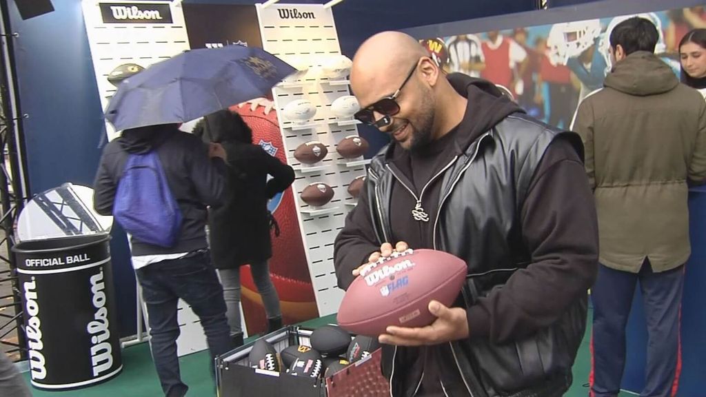 Los aficionados en Madrid prueban el balón de la NFL y demuestran su 'habilidad': "No es tan fácil"