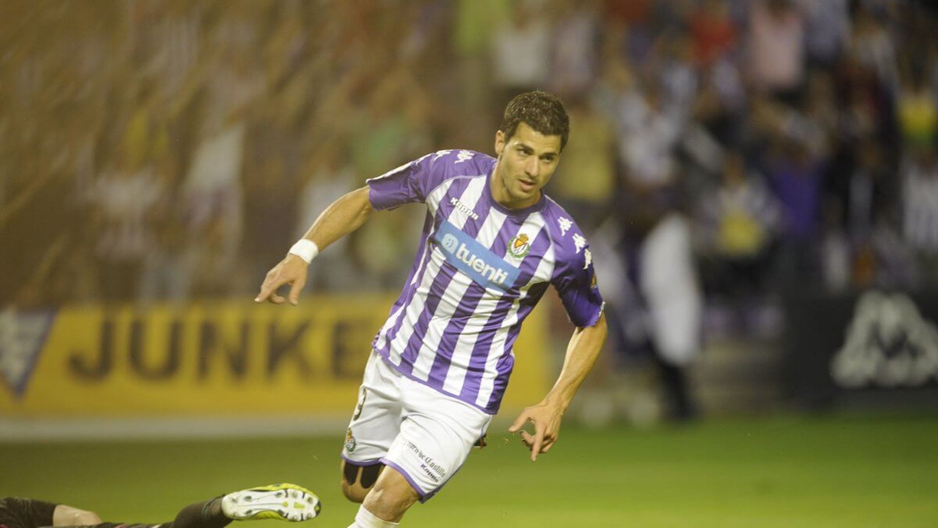 javi_guerra_marca_ante_el_alcorcon_foto_real_valladolid.jpg javi_guerra_marca_ante_el_alcorcon_foto_real_valladolid.jpg