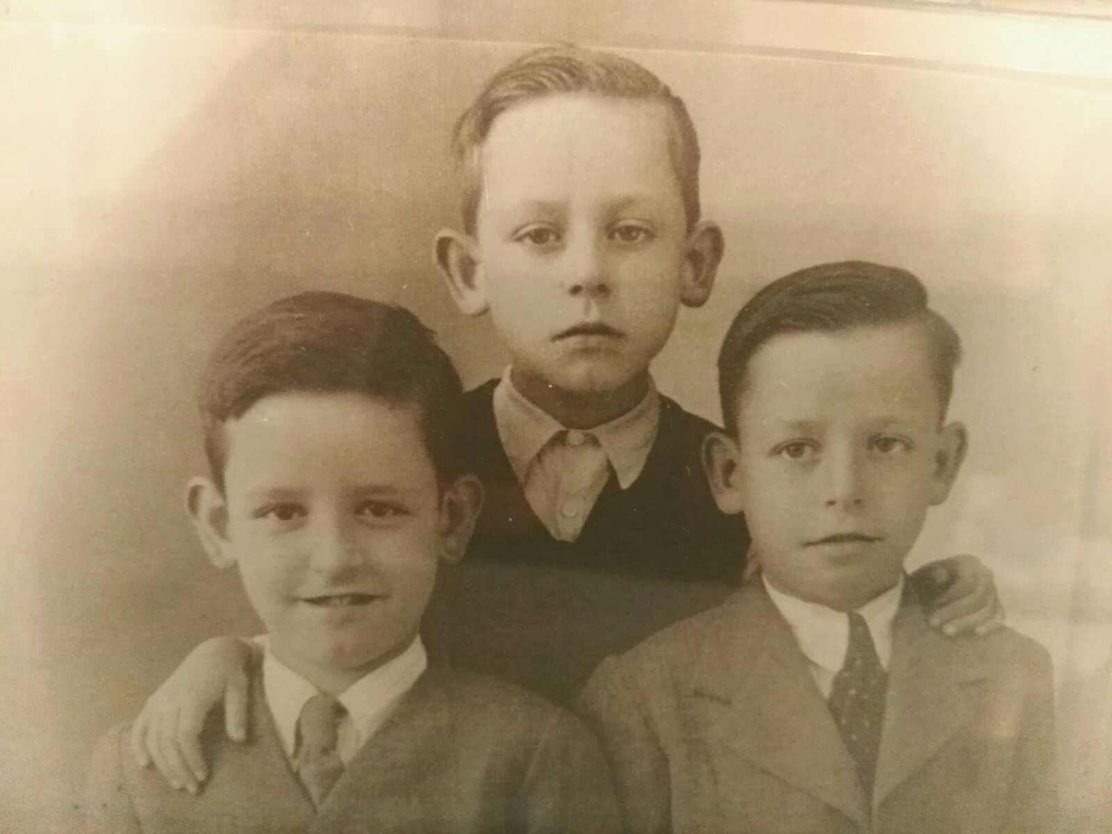 Juan Manuel y sus hermanos en los años 40