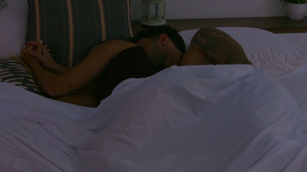 Juanpi y Mara juegan bajo las sábanas en 'La isla de las tentaciones 9' y... ¡hacen saltar la 'luz de la tentación' a plena luz del día!: "¿Estás cachonda?"