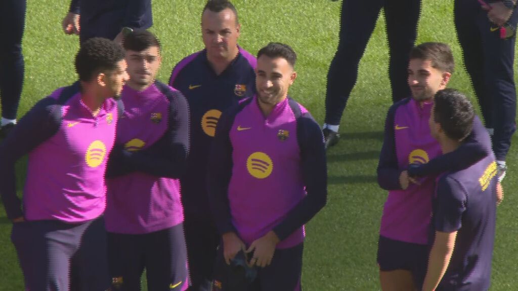 La emoción de los jugadores del Barça tras volver a pisar el Camp Nou: Hansi Flick se queda alucinado