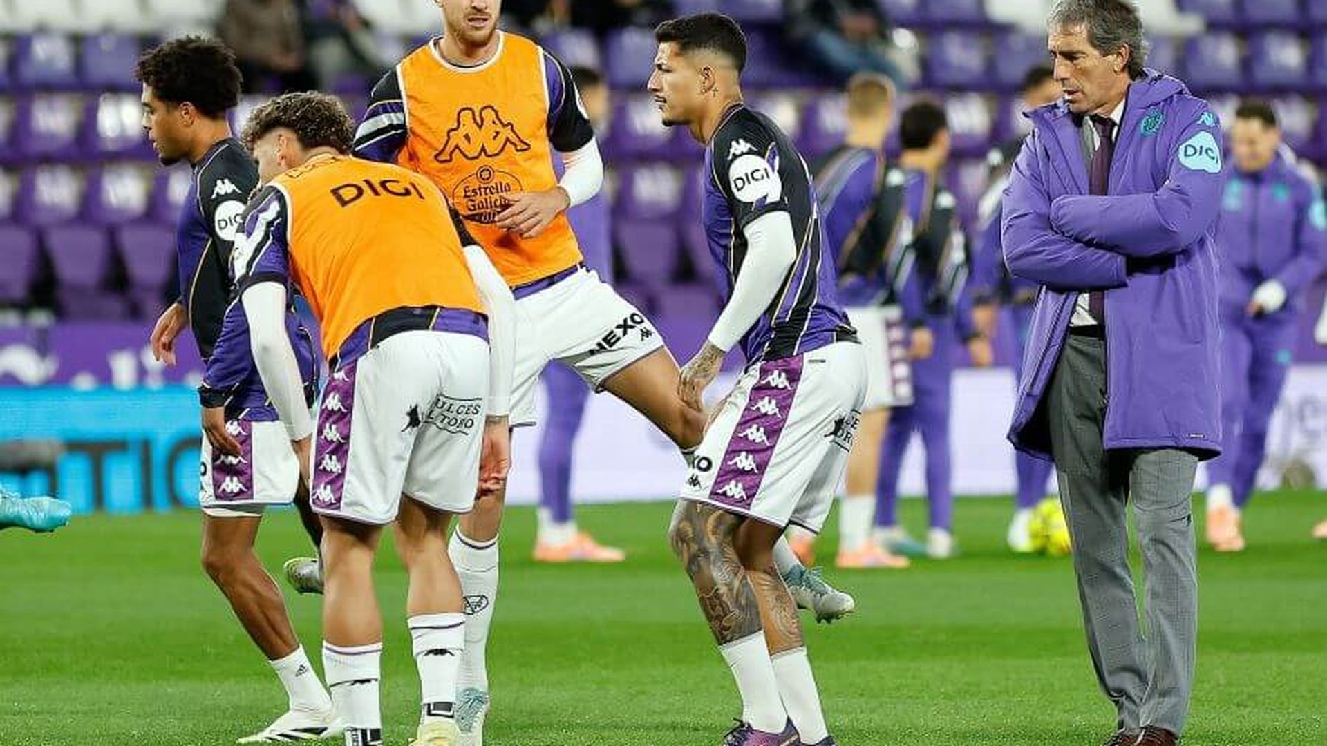 jugadores_del_real_valladolid_calientan_ante_las_palmas_bajo_la_atenta_mirada_de_almad_001.jpeg jugadores_del_real_valladolid_calientan_ante_las_palmas_bajo_la_atenta_mirada_de_almad_001.jpeg