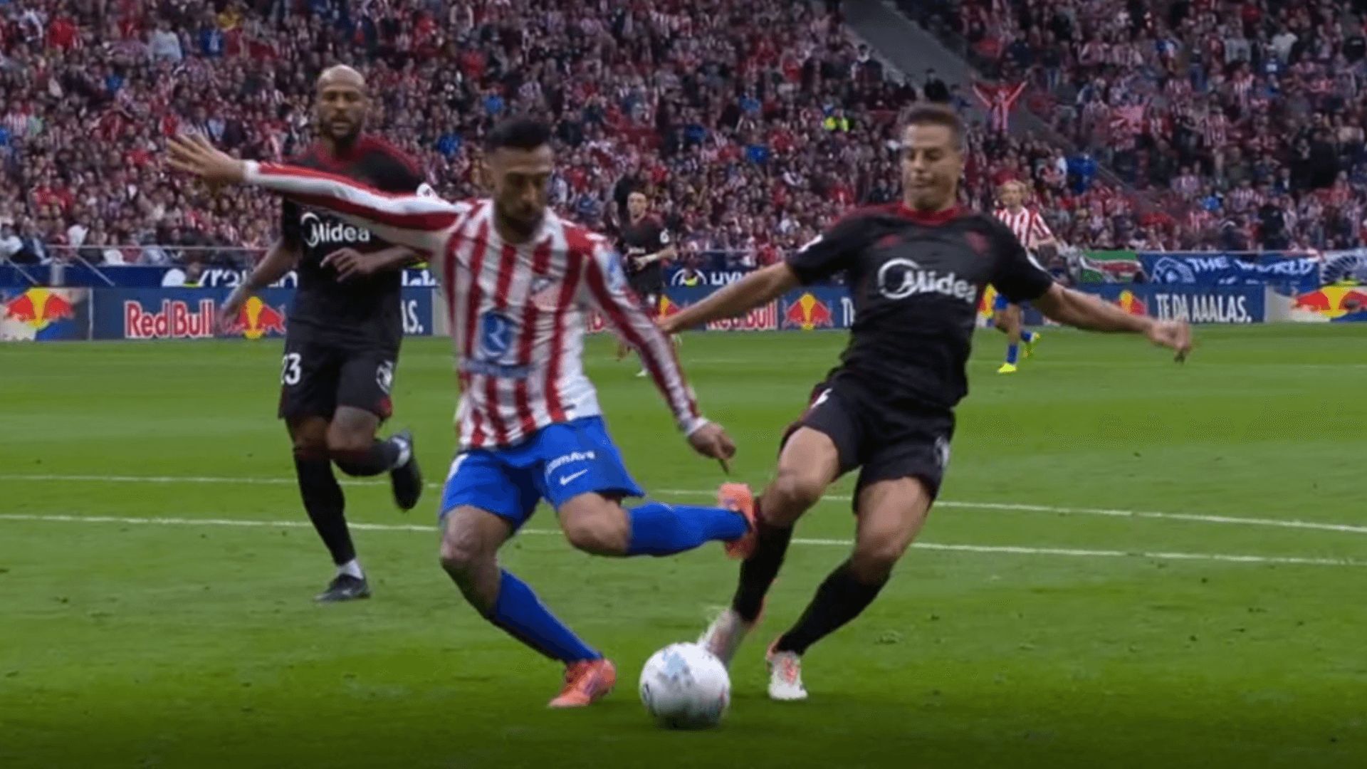 la_accion_de_azpilicueta_ante_nico_gonzalez_en_el_atletico_sevilla.png la_accion_de_azpilicueta_ante_nico_gonzalez_en_el_atletico_sevilla.png