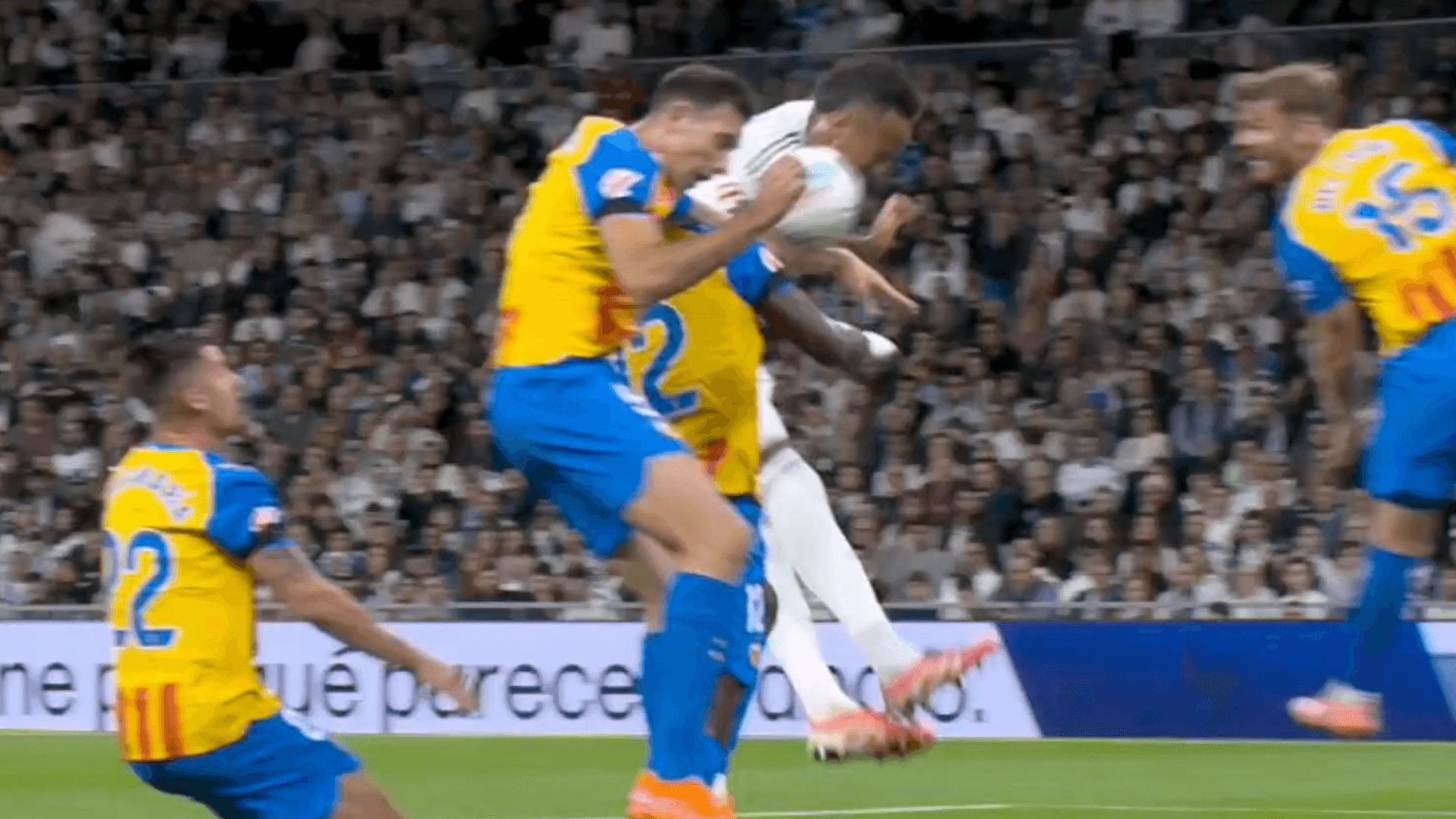la_accion_del_penalti_por_mano_de_cesar_tarrega_001.png la_accion_del_penalti_por_mano_de_cesar_tarrega_001.png