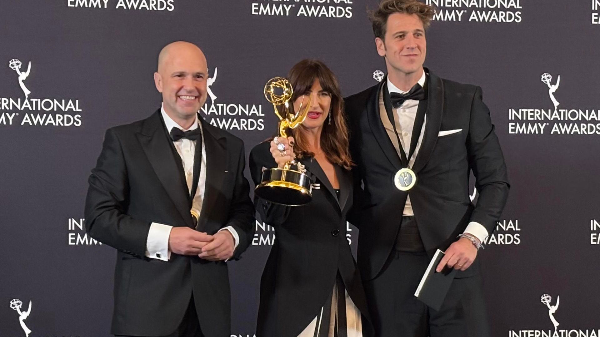 La directora del documental ‘#SeAcabó: Diario de las campeonas' Joanna Pardos y los productores ejecutivos Luis Calvo y Javier Martínez Suárez, posan con el premio