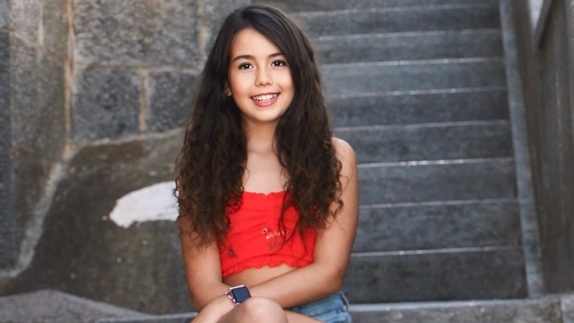 La madre de Kira denuncia que su hija "fue víctima del maltrato docente": "Un profesor se encerró a solas con ella en su despacho"