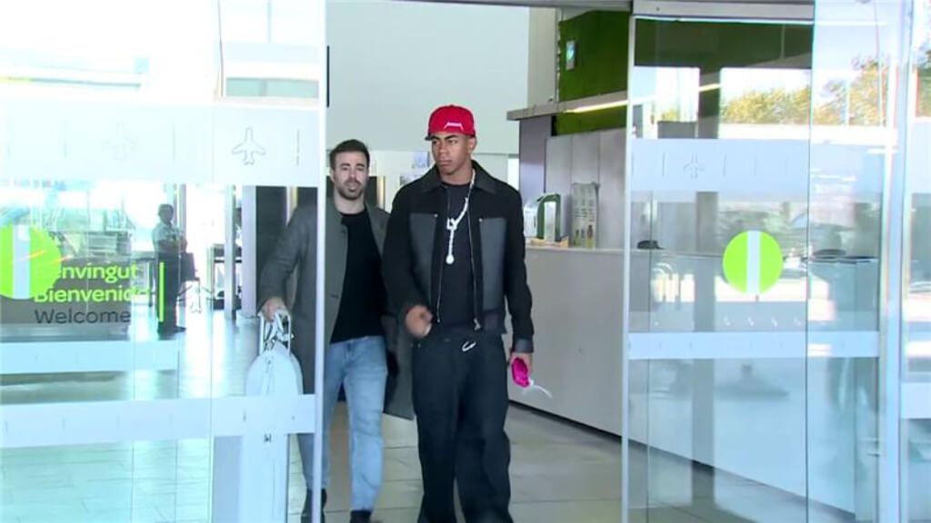 Lamine Yamal engaña a la prensa en su llegada a Barcelona