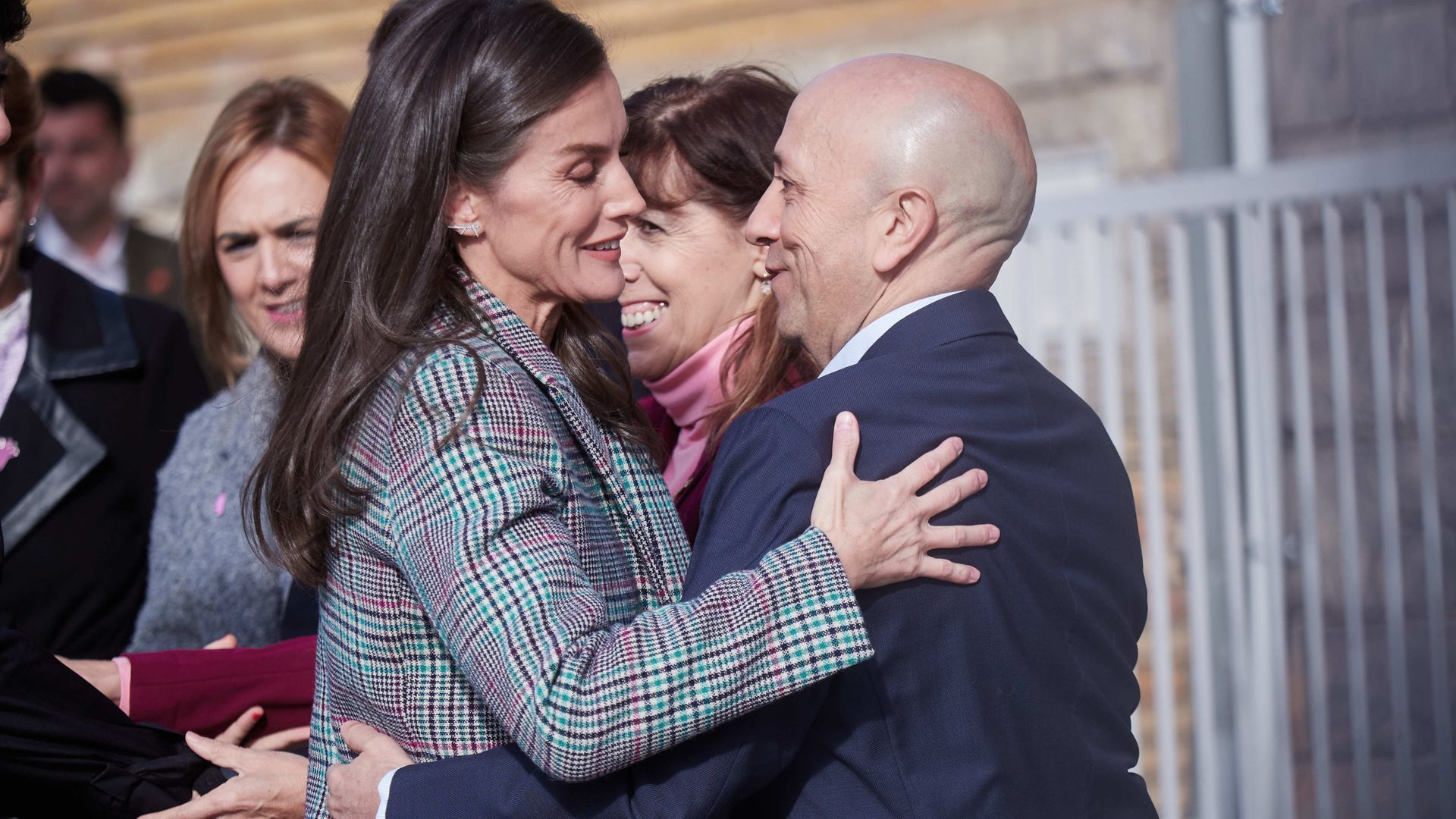 Letizia saluda al director del evento Luis Alegre a su llegada al homenaje al cineasta Alejandro Amenábar