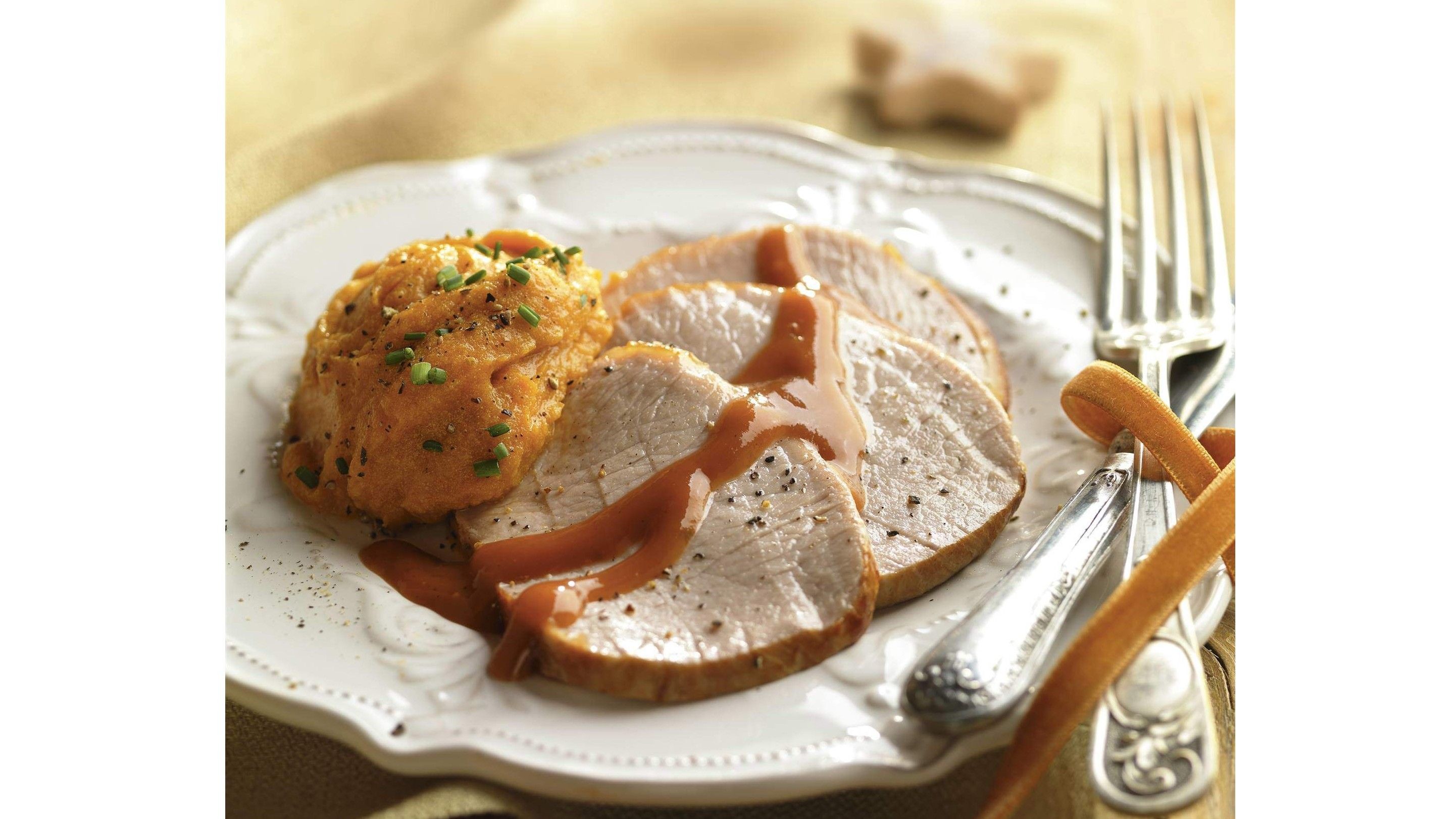 Lomo de cerdo al horno con salsa de verduras y puré de batata. FUENTE: El Mueble