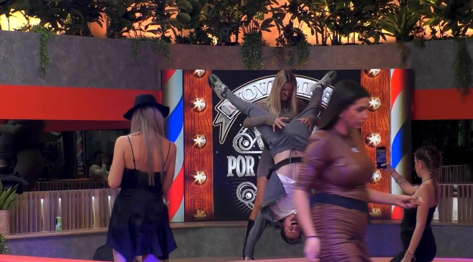 Los concursantes en la fiesta haciéndose selfies