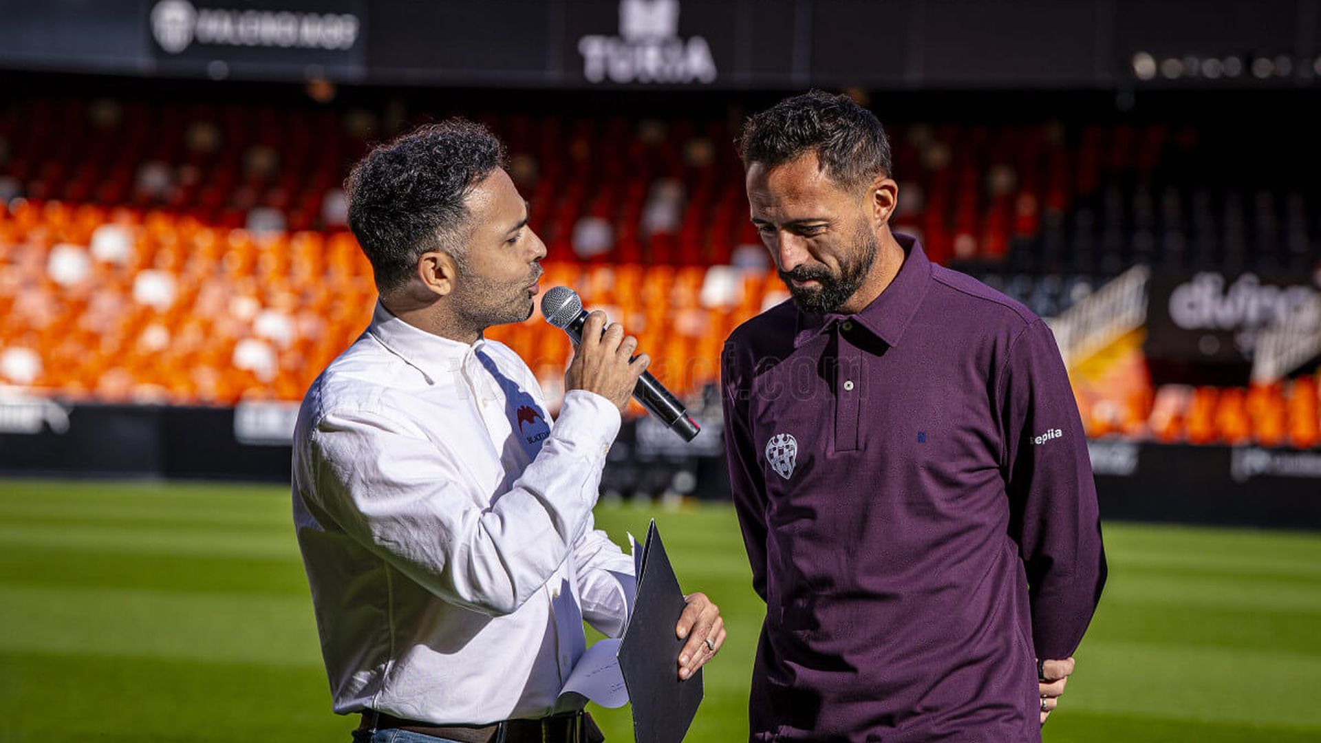 los_entrenadores_y_capitanes_del_derbi_valenciano_posan_en_mestalla_foto_vcf_001.jpg