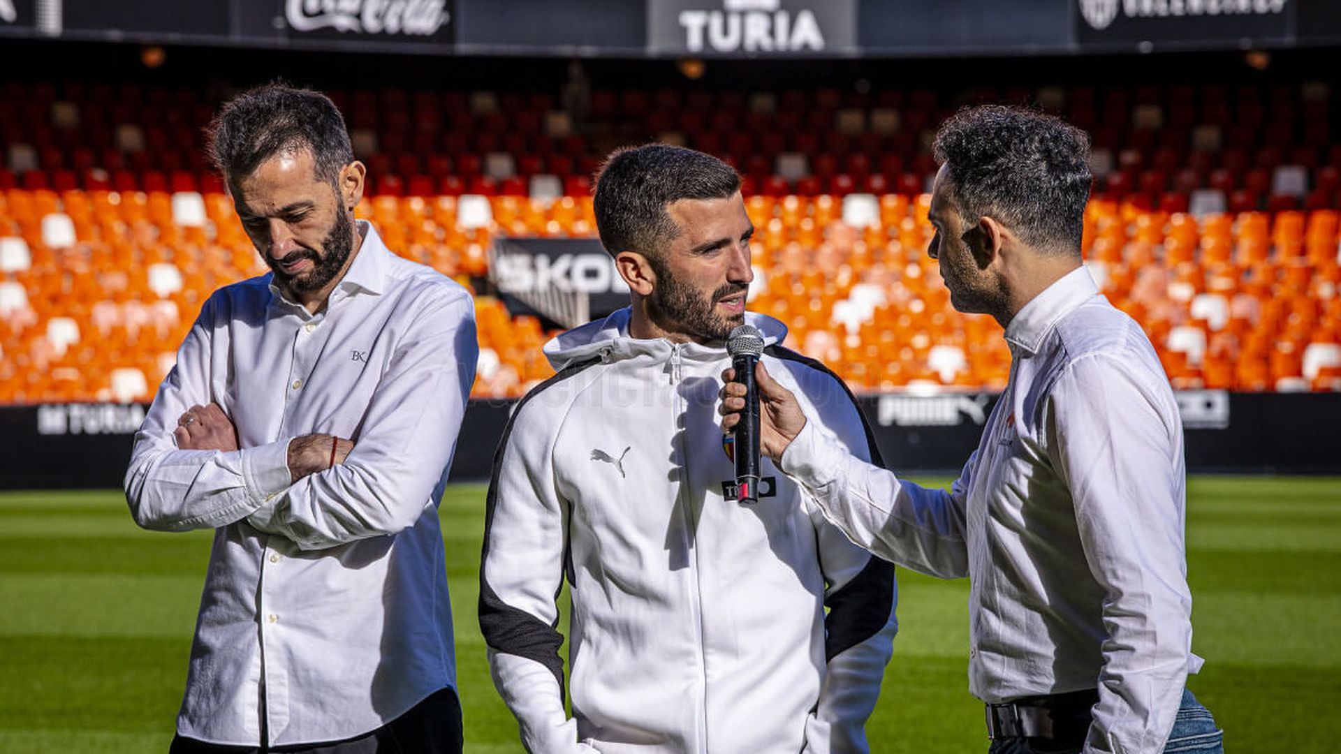 los_entrenadores_y_capitanes_del_derbi_valenciano_posan_en_mestalla_foto_vcf_003.jpg