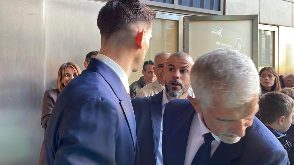 Manu Fajardo, muy cerca de Fabián en la entrega de la Medalla de Oro de la Provincia de Sevilla