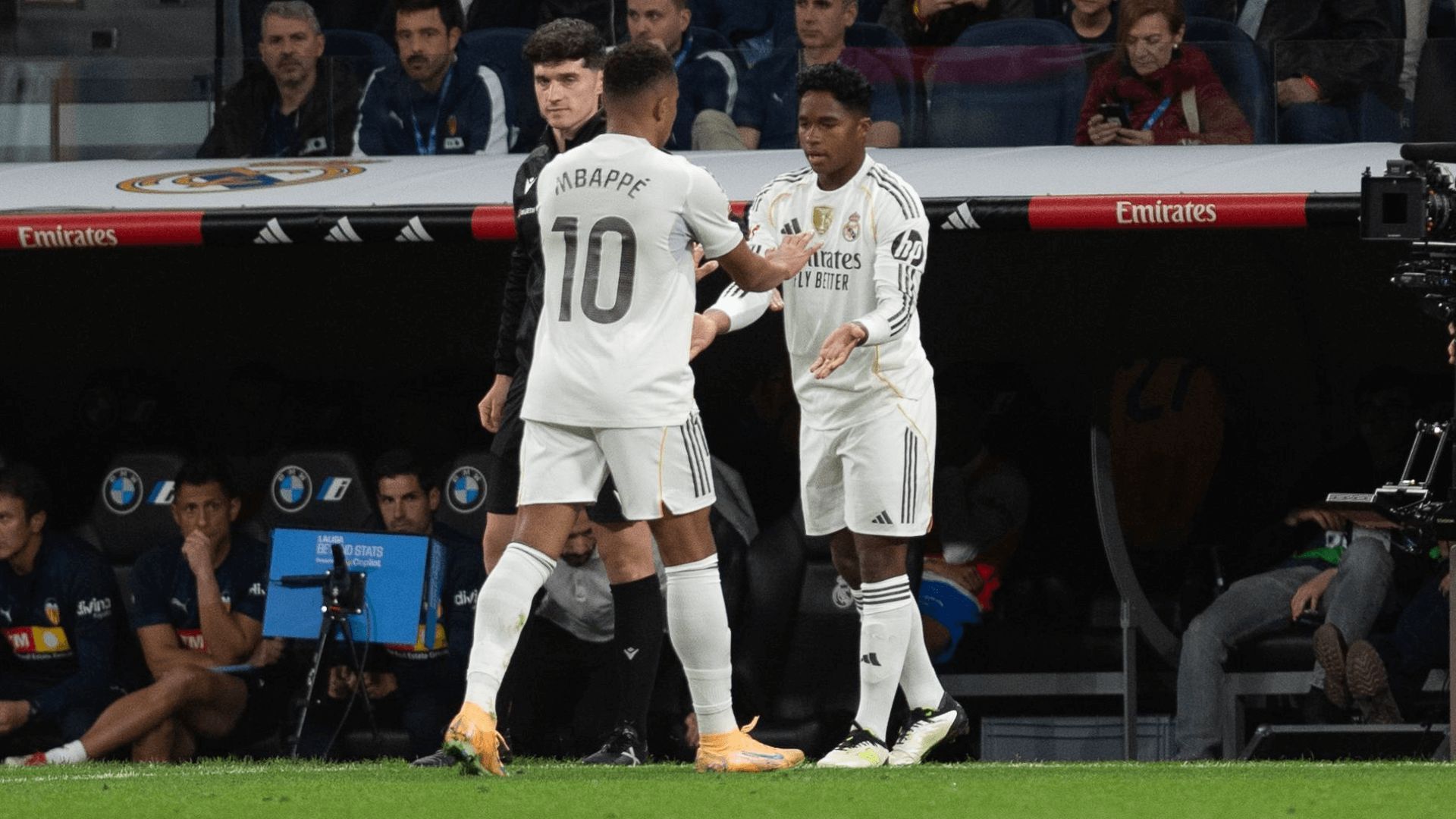 mbappe_da_el_relevo_a_endrick_en_el_real_madrid_valencia_foto_cordon_press.png mbappe_da_el_relevo_a_endrick_en_el_real_madrid_valencia_foto_cordon_press.png