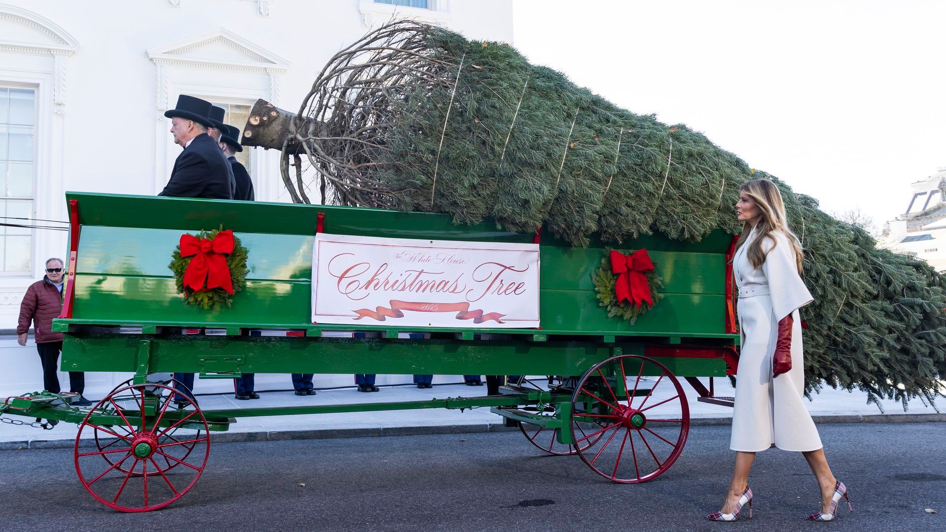 Melania Trump recibió el abeto en la entrada principal de la mansión, y este fue transportado por un carro de caballos