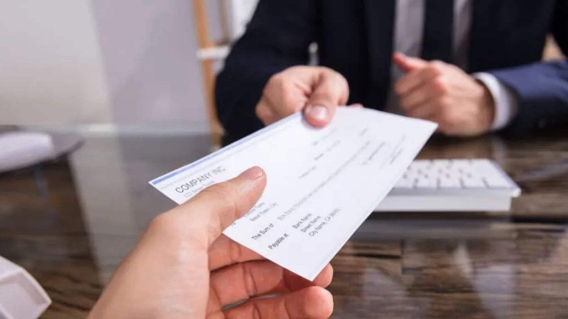 Mentir sobre los ingresos o gastos es infidelidad financiera